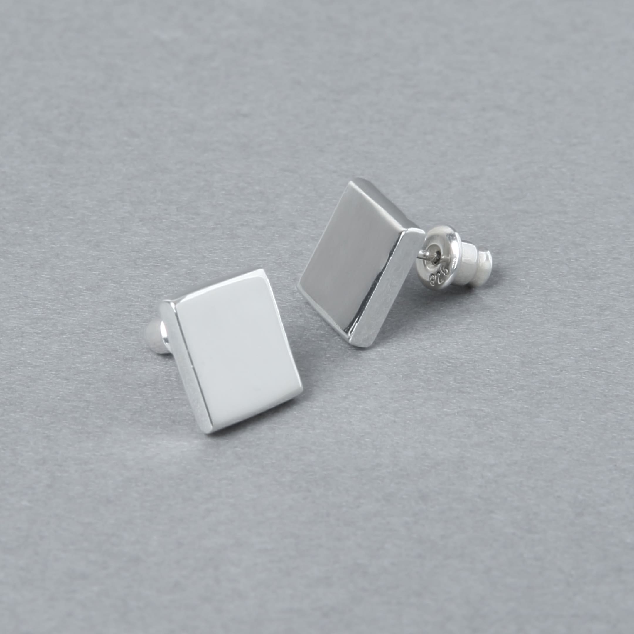 シンプルなスクエア型のシルバー925製ピアス。二つ並べて斜めから撮影された商品カット。
