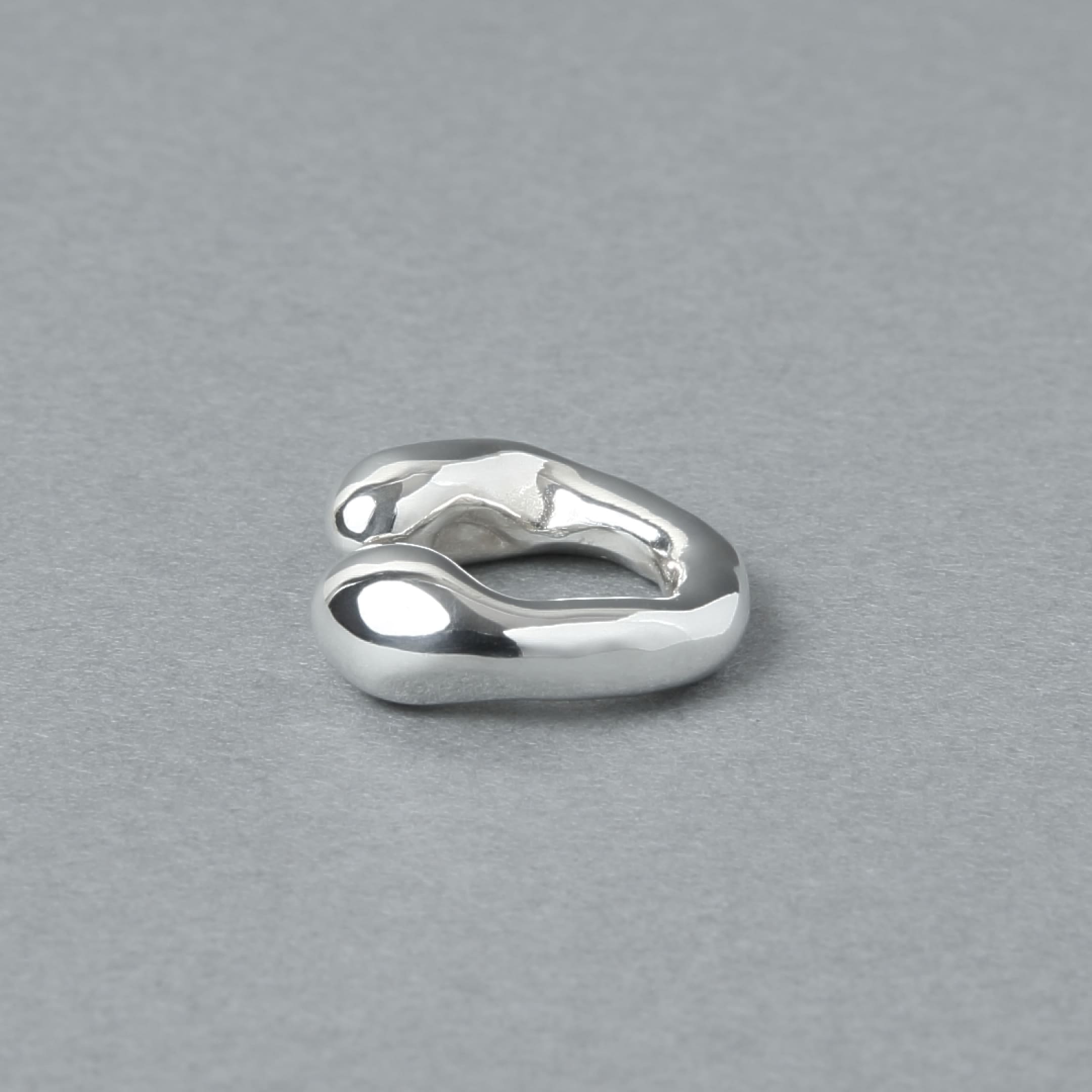 シルバー925を使用した、有機的なラインが美しいイヤーカフ。光沢のあるシルバーの質感が際立つ、シンプルながら存在感のあるデザイン。