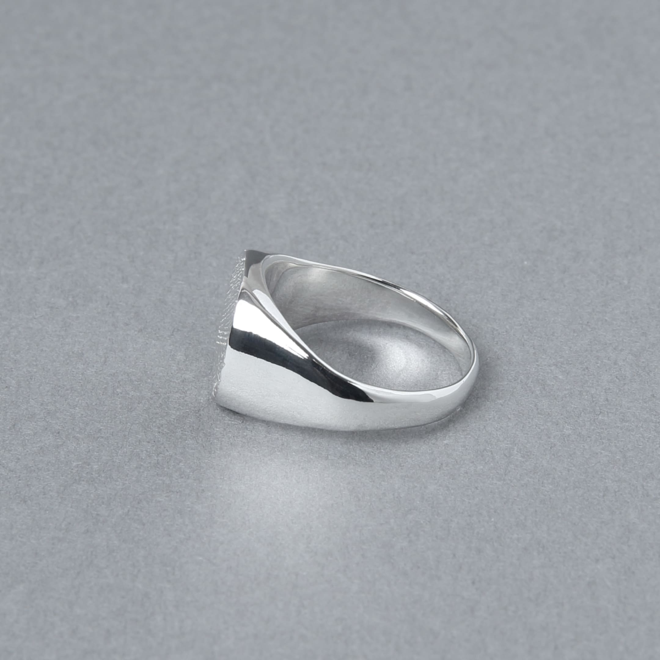 リングを横から見た木目模様のシルバー925ラウンドシグネットリング。程よいボリューム感とテクスチャの美しさが際立つデザイン。