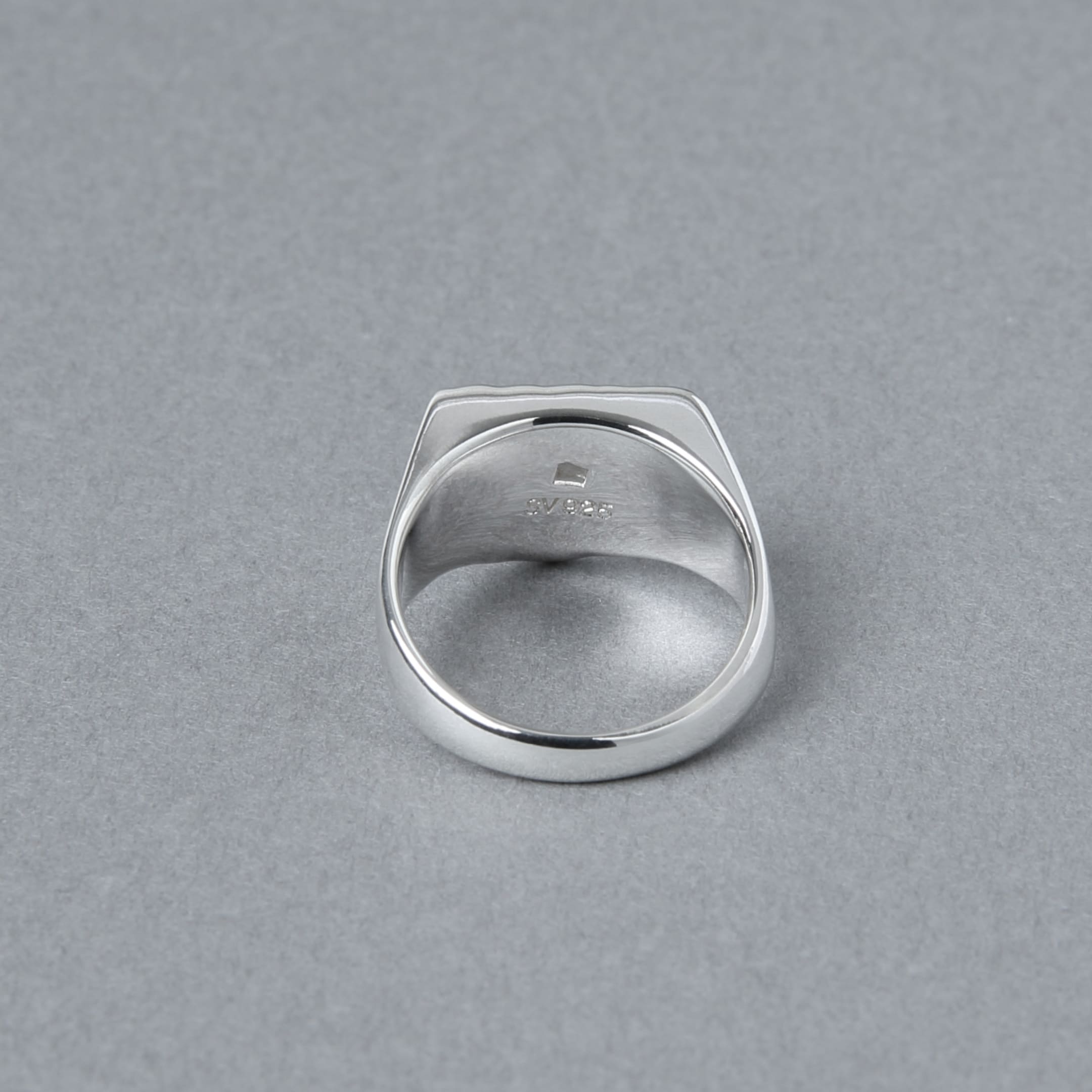 リングの内側を映した接写写真。高品質な地金であることを証明する「SV 925」の刻印が、シルバー925の輝きの中に鮮明に刻まれています。