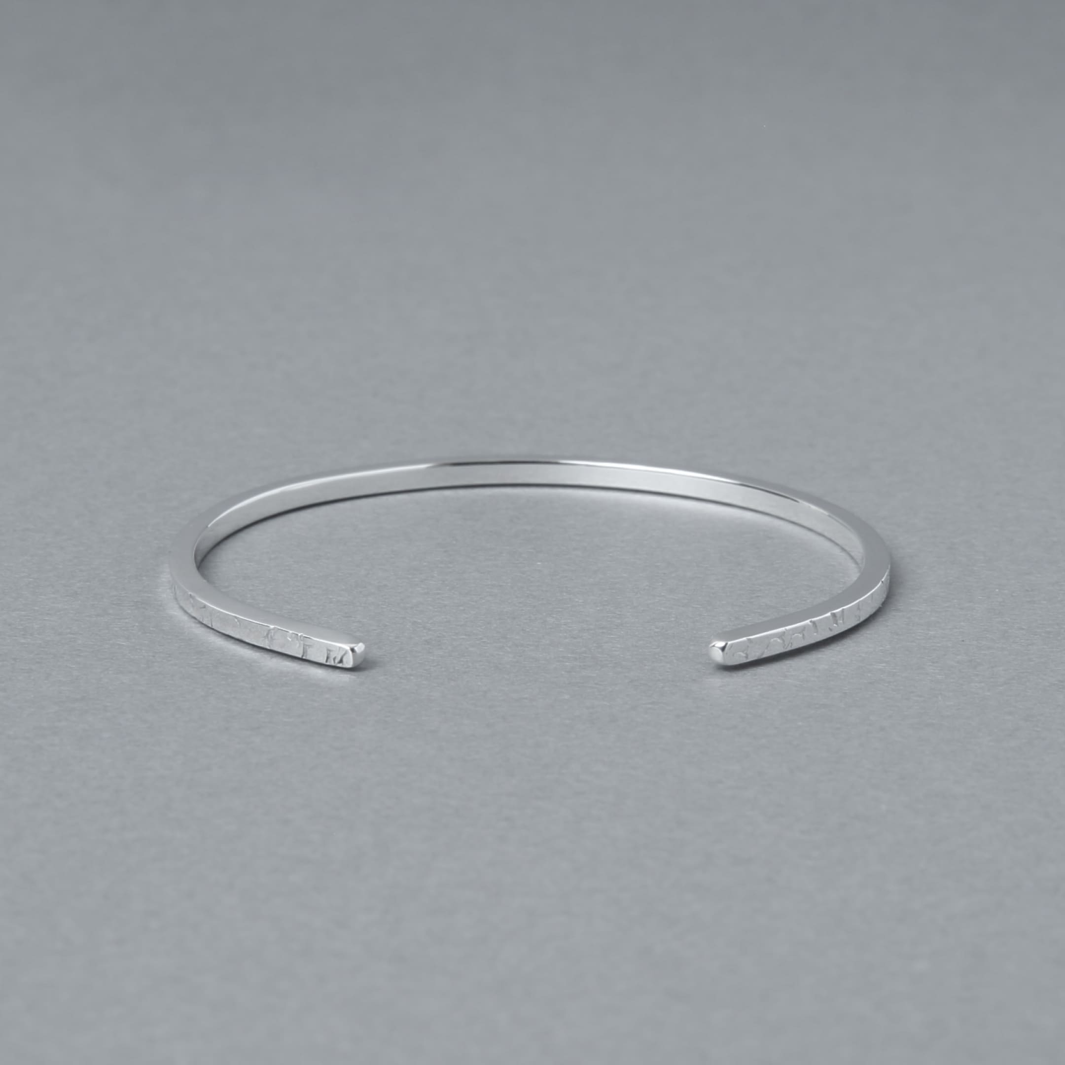 シルバー925のフラットラインバングルを背面側から撮影した商品画像