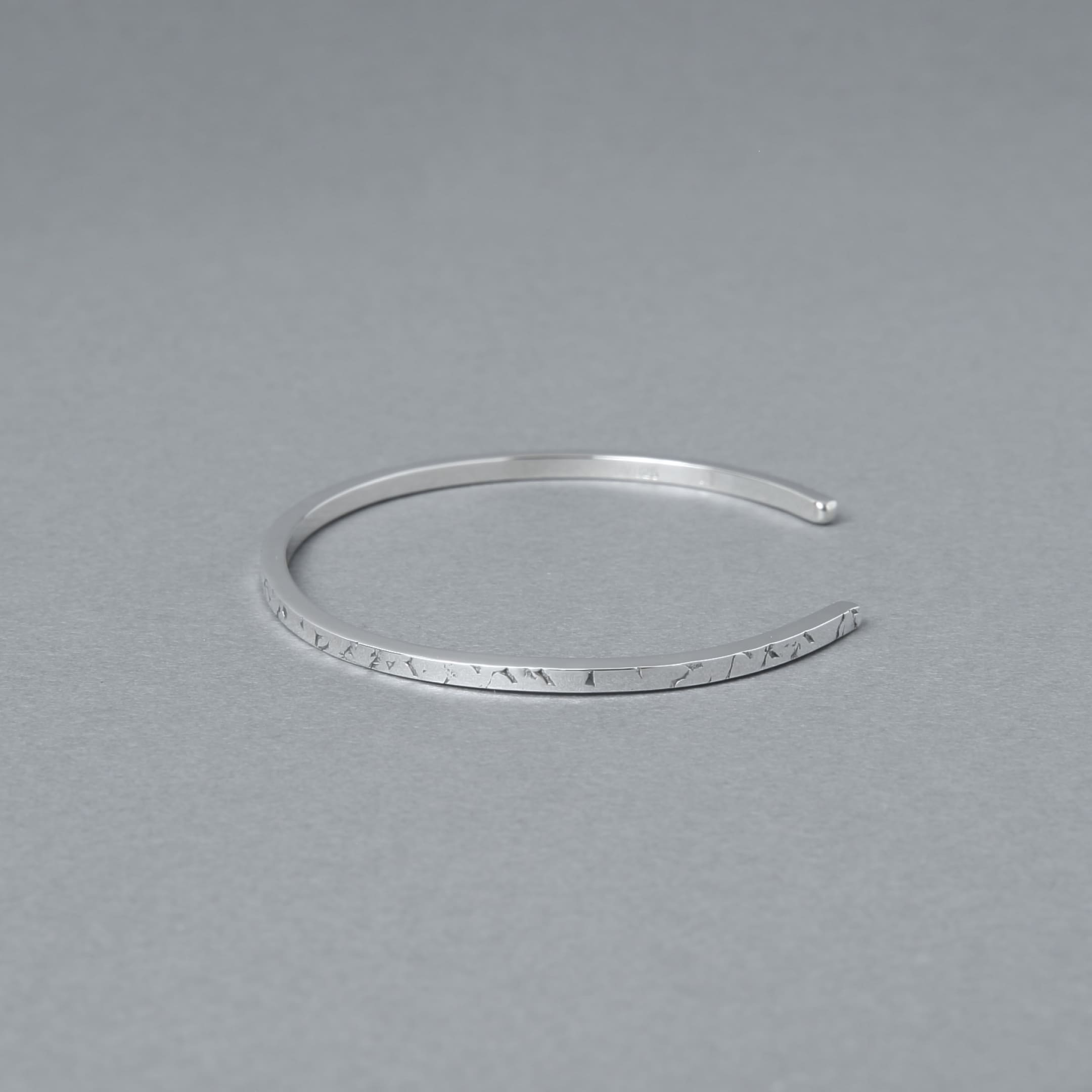 シルバー925のいぶし加工テクスチャー入り細身バングルを撮影した商品写真