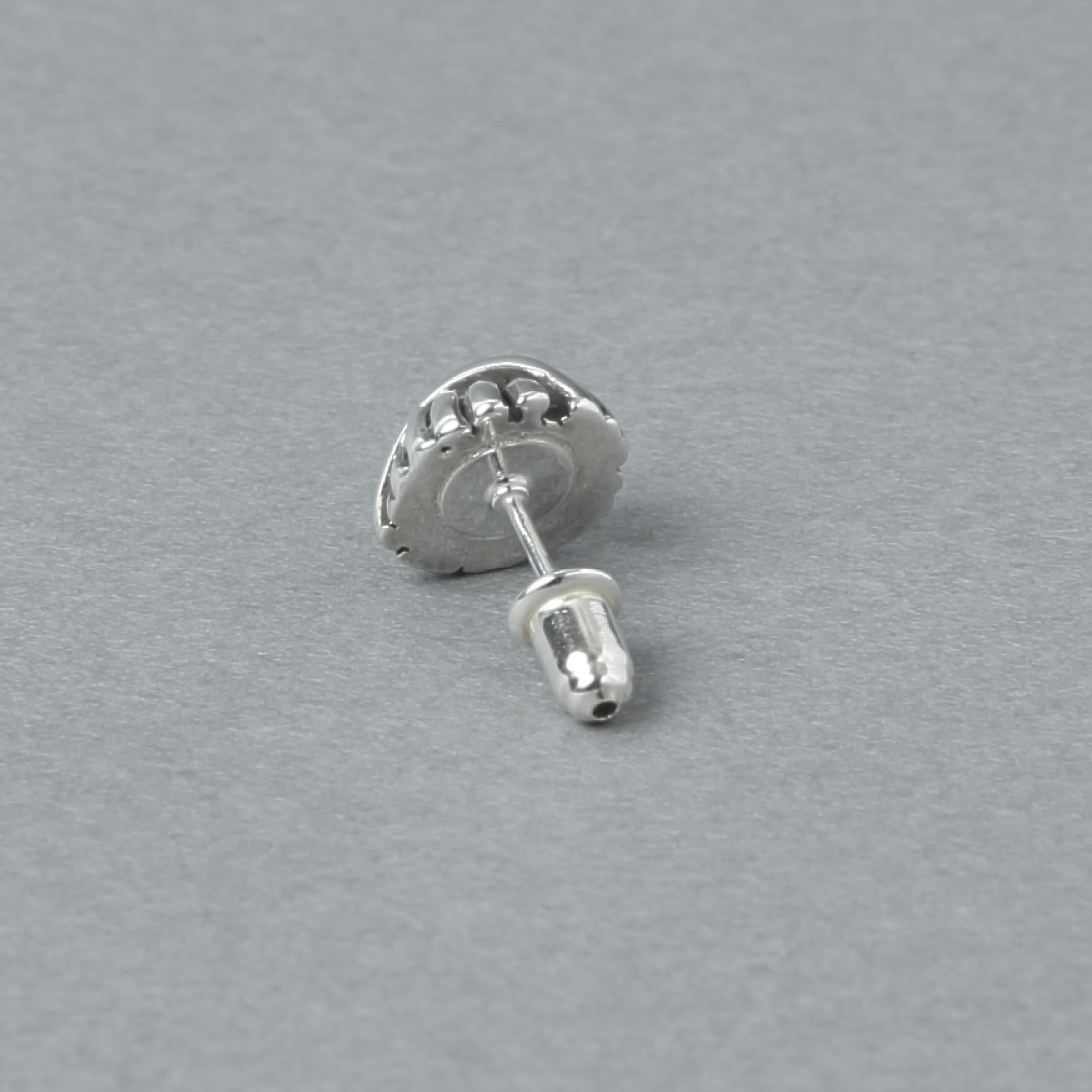 中世ヨーロッパのロココ時代のスーツやドレスにあしらわれたボタンモチーフのデザインが特徴的な、シルバー925製のスタッドピアス一対。