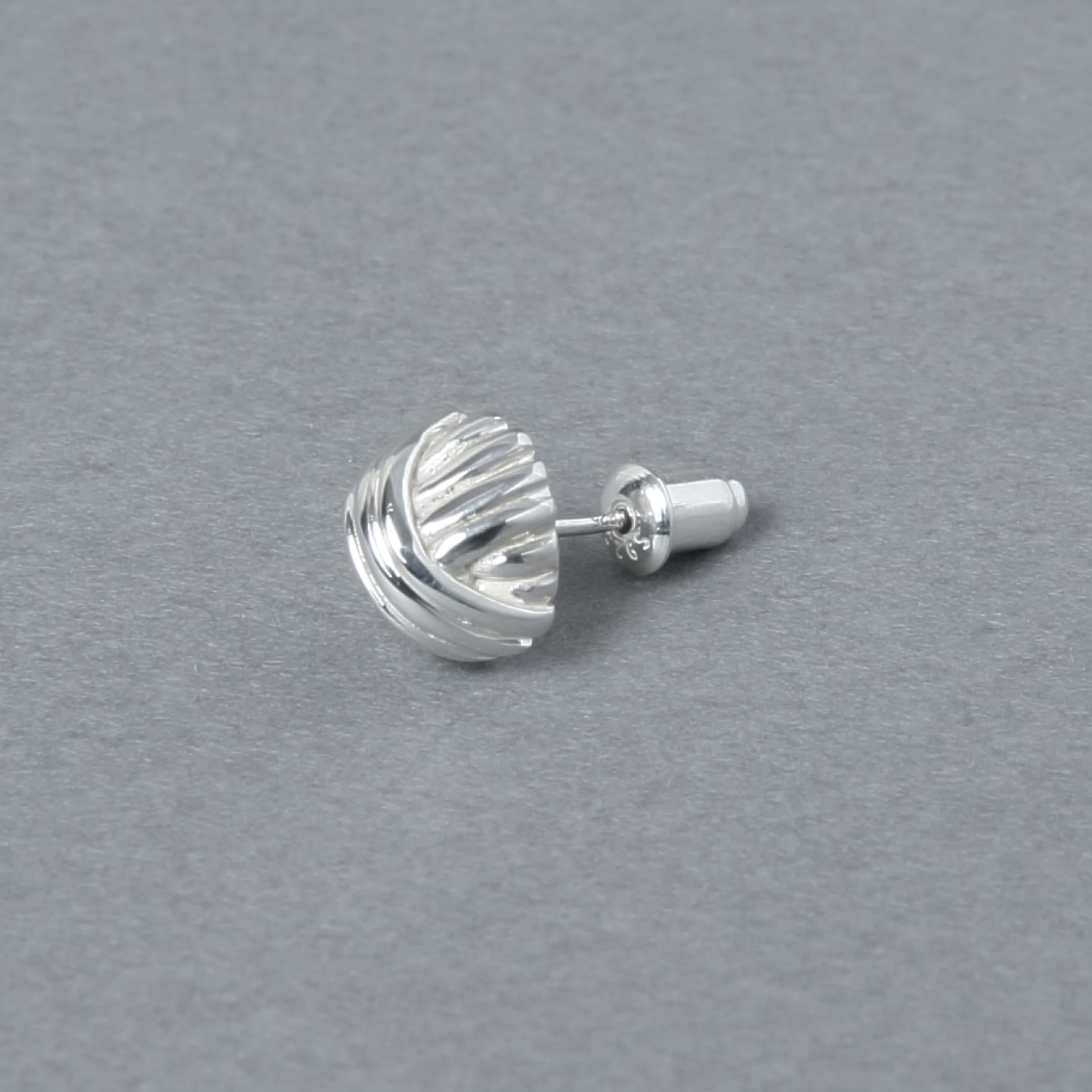 シルバー925の刻印が施されたベルキャッチ付きのピアス。立体的な造形美が際立つサイドビュー。