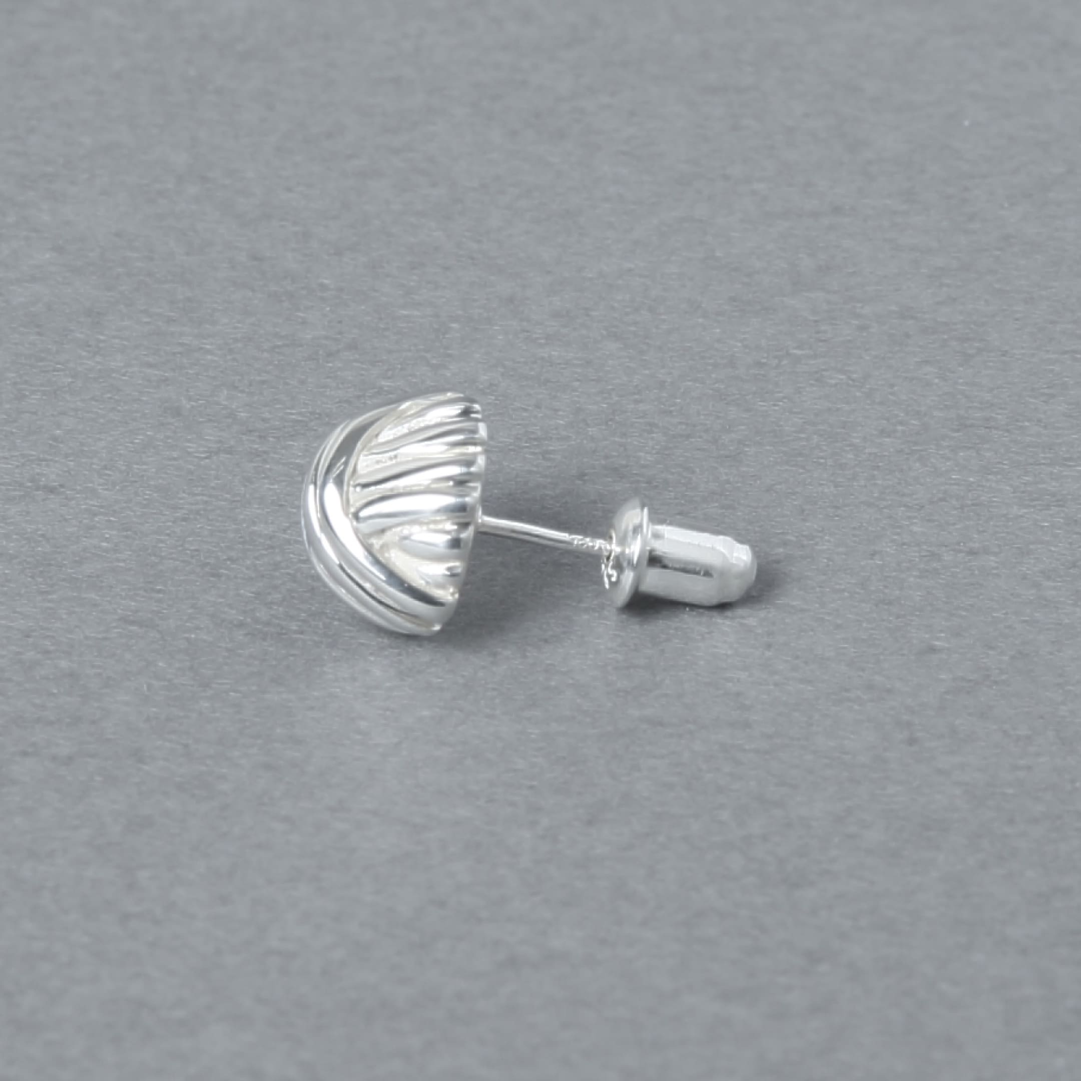 真横から見たシルバー925ピアス。耳元に程よいボリューム感を与える、厚みのあるフォルム。