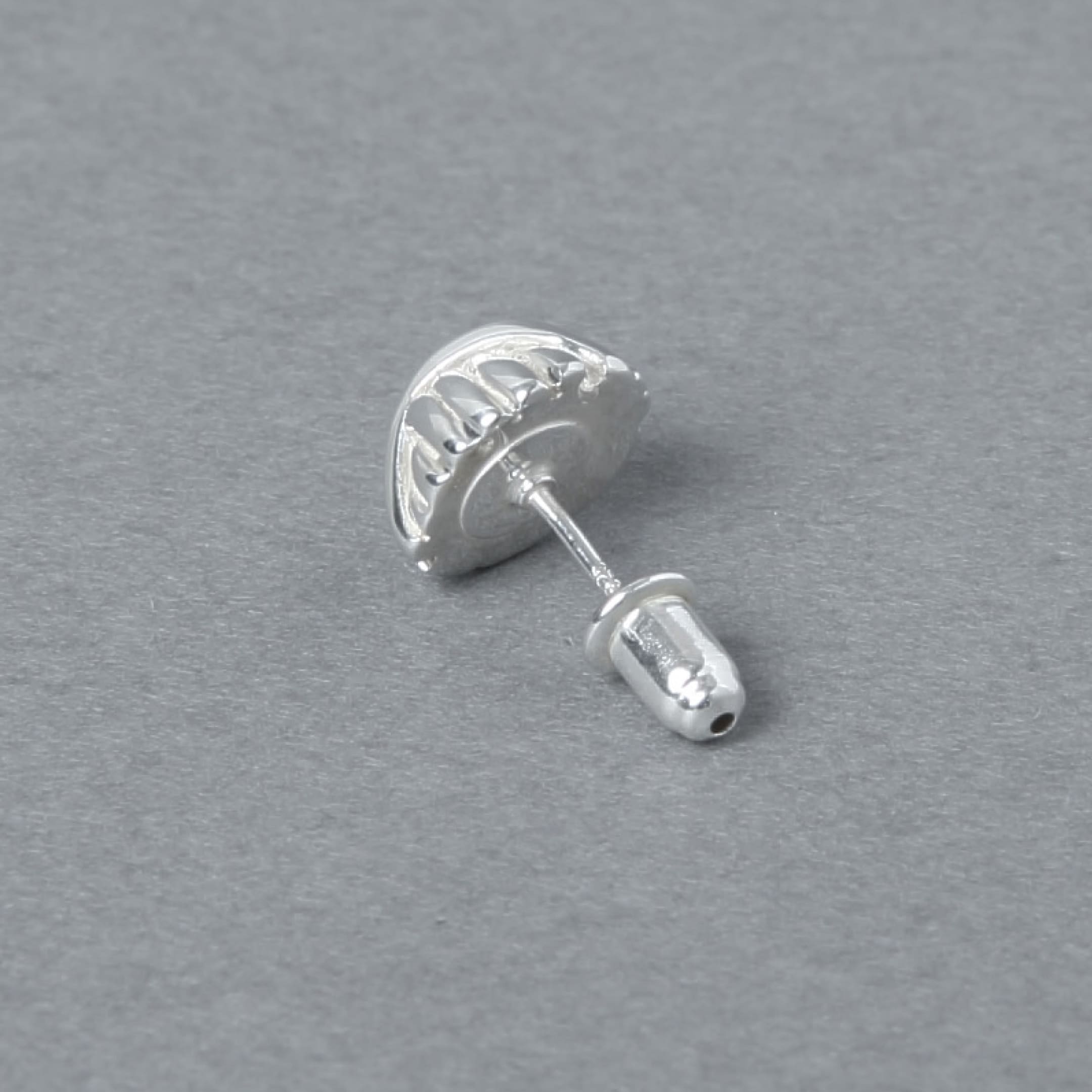 裏面まで丁寧に仕上げられたシルバー925ピアス。肌に接する面はフラットで、安定した着け心地を予感させます。