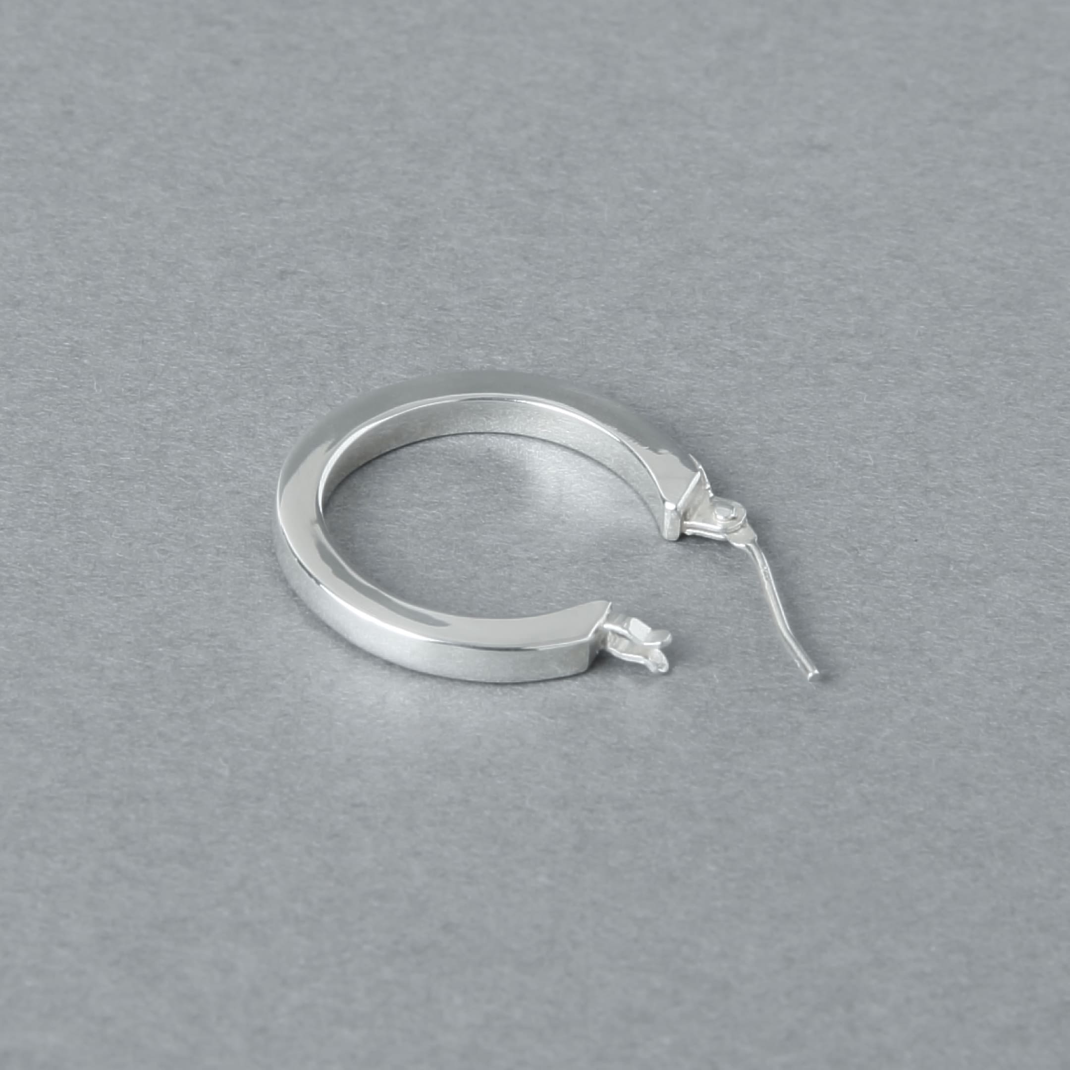 開いた状態のシルバー925製フープピアス(25-E-028)。留め具の構造がわかるカットで、実用性とデザイン性を兼ね備えている。