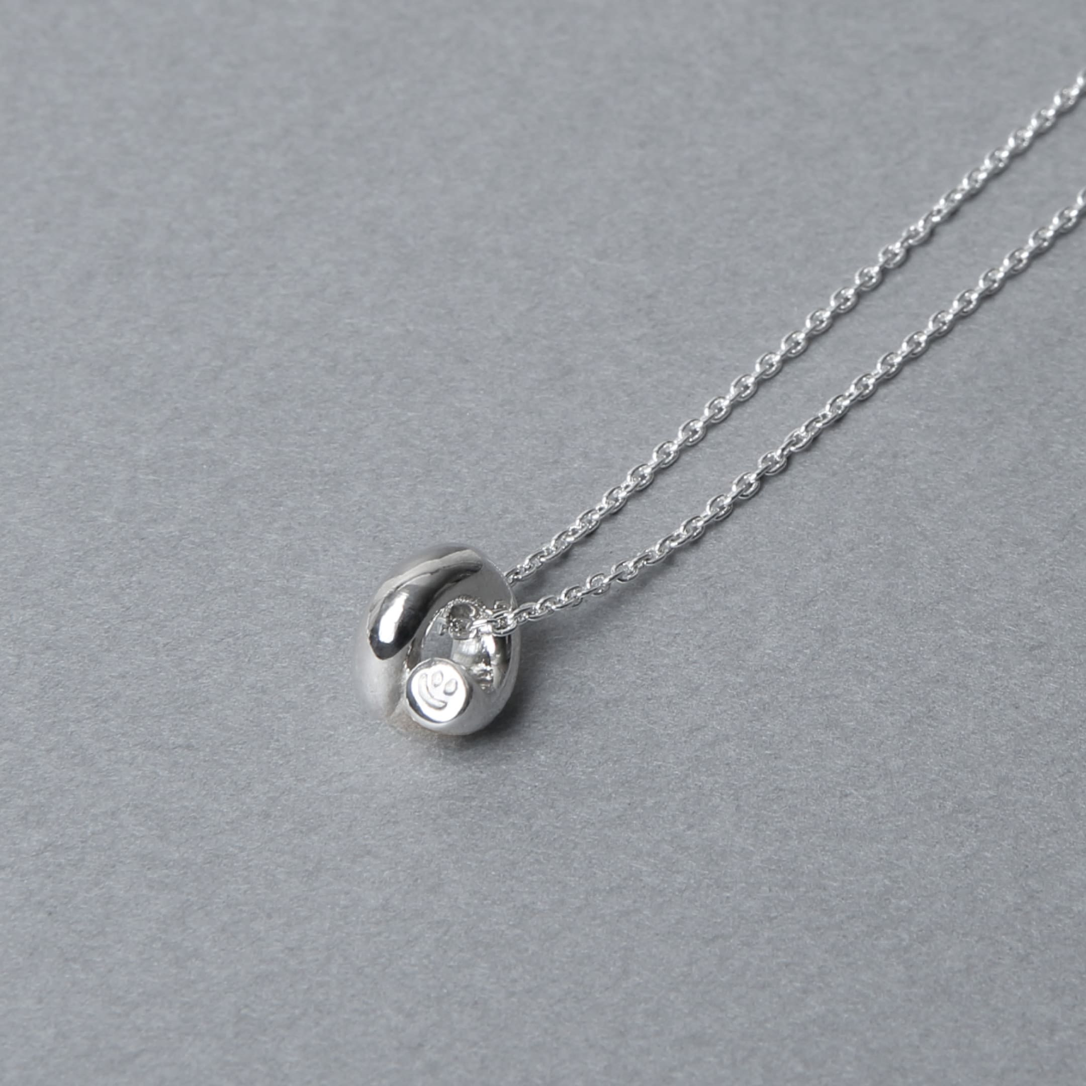 立体感のあるシルバー925のペンダントトップをクローズアップ。光の反射で生まれる陰影が美しく、Nine Nineらしい静かな存在感を放つ。