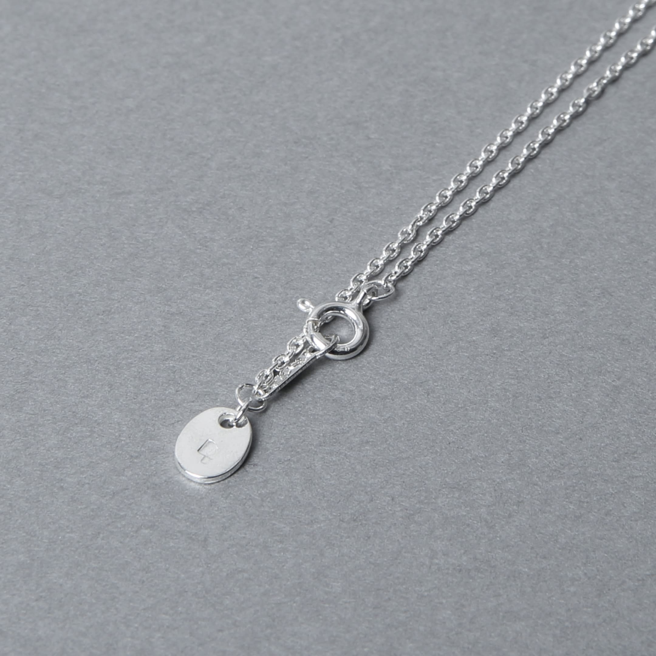 シルバー925チェーンの留め具部分。Nine Nineの刻印入りチャームが付属し、細部まで丁寧に仕上げられたデザイン。