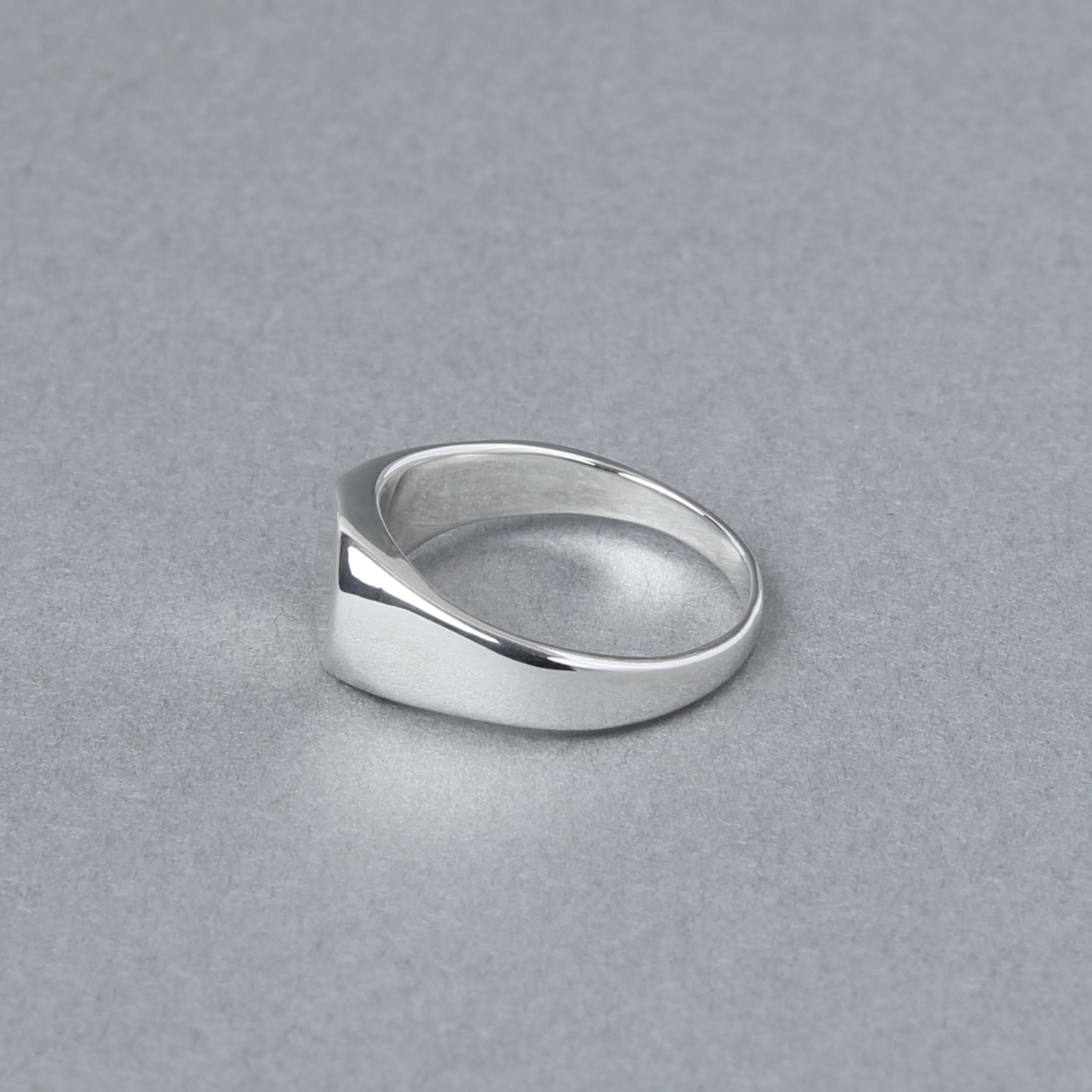 シグネットリングを横から撮影したカット。厚みのあるフォルムと曲線的なラインが、シンプルながら存在感のあるデザインを引き立てている。