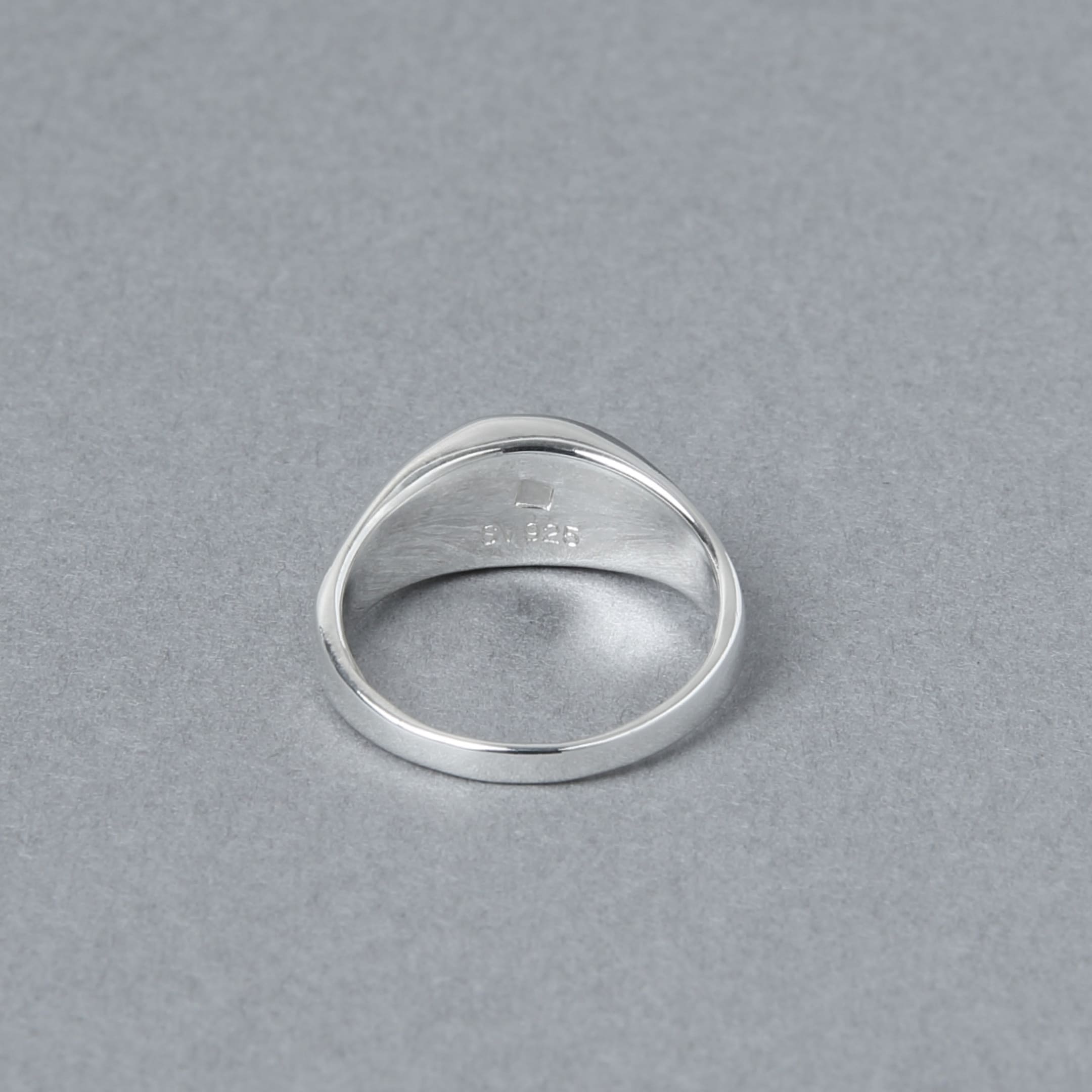 シグネットリングの内側を上から撮影。内側には「SV925」の刻印が入り、素材の品質を示している。