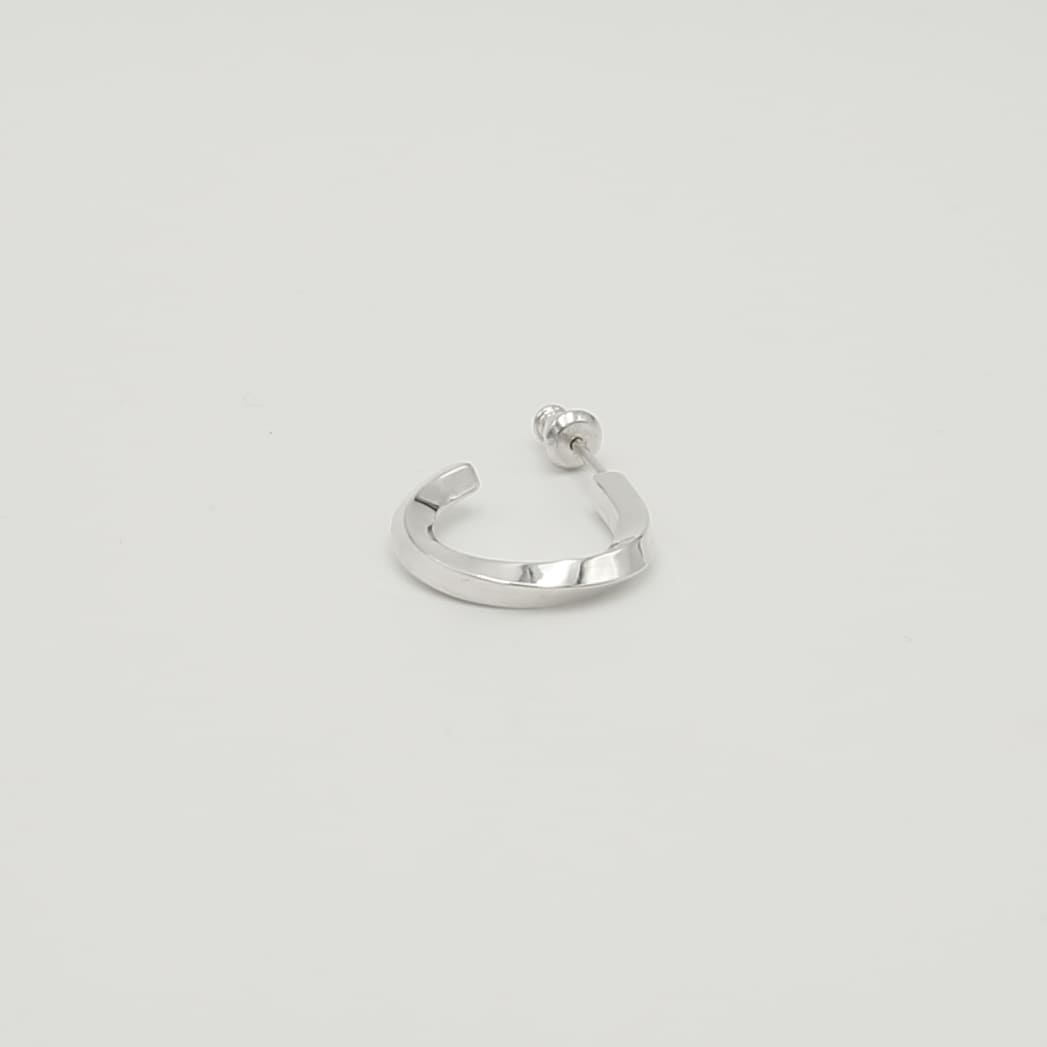 捻りのあるデザインが施されたシルバー925製の片耳用フープピアス。スタッドポスト仕様で、高品質な銀の質感が伝わる高精細な物撮り画像。