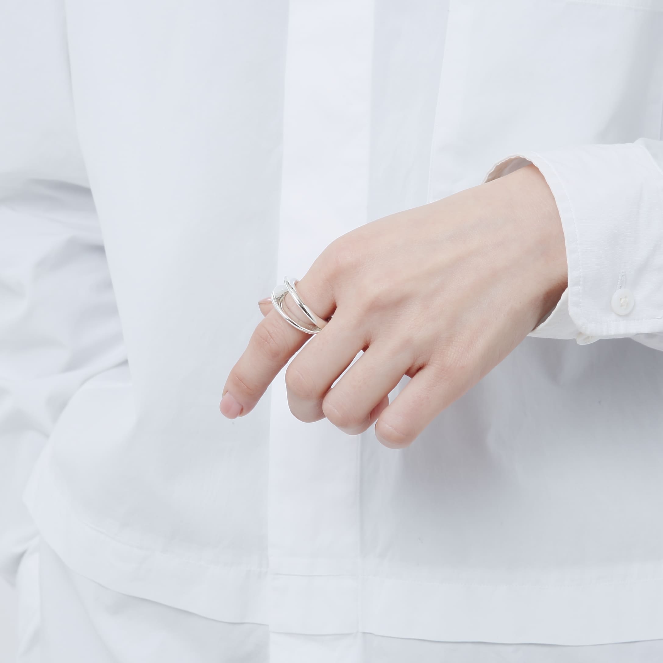シルバー925の美しい光沢が際立つ、2連風デザインリングの着用画像。斜め上からのアングル。
