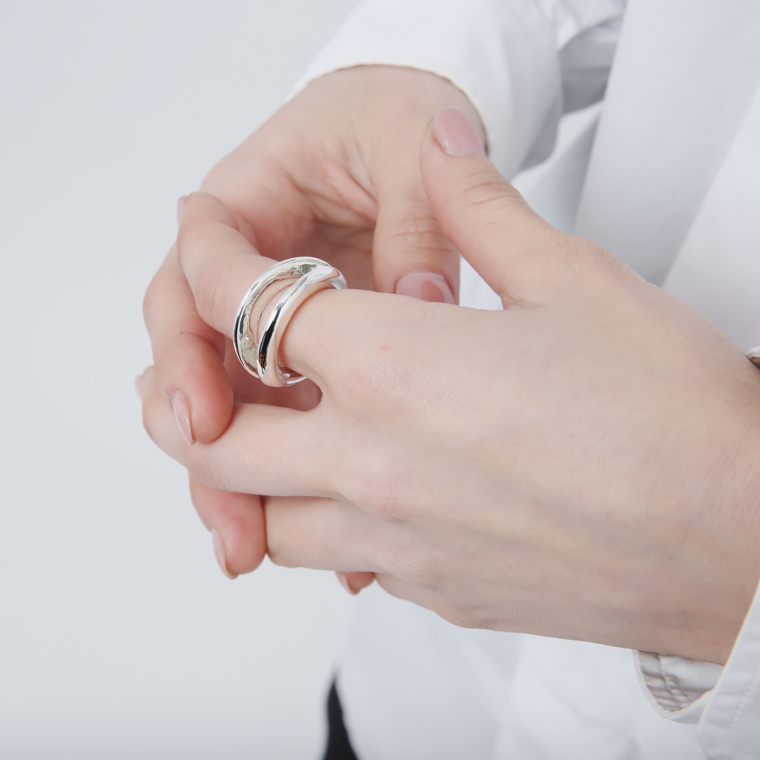 リングの細部を強調したクローズアップ。シルバー925特有の柔らかな輝きと、有機的なラインが重なるデザイン。