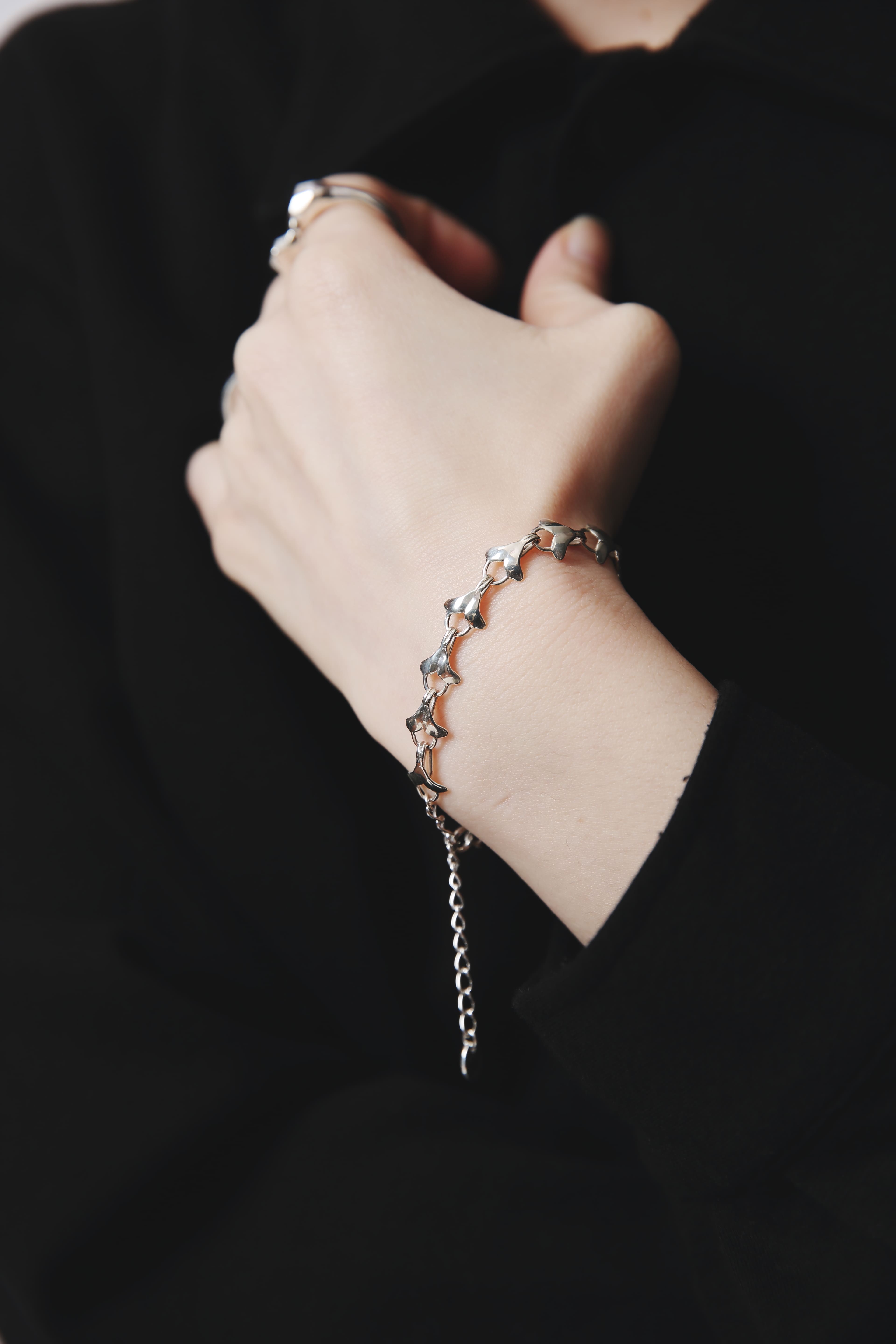 イチョウの葉モチーフが連なるようにデザインされたシルバーブレスレット。手元を包むような優しいカーブが特徴。