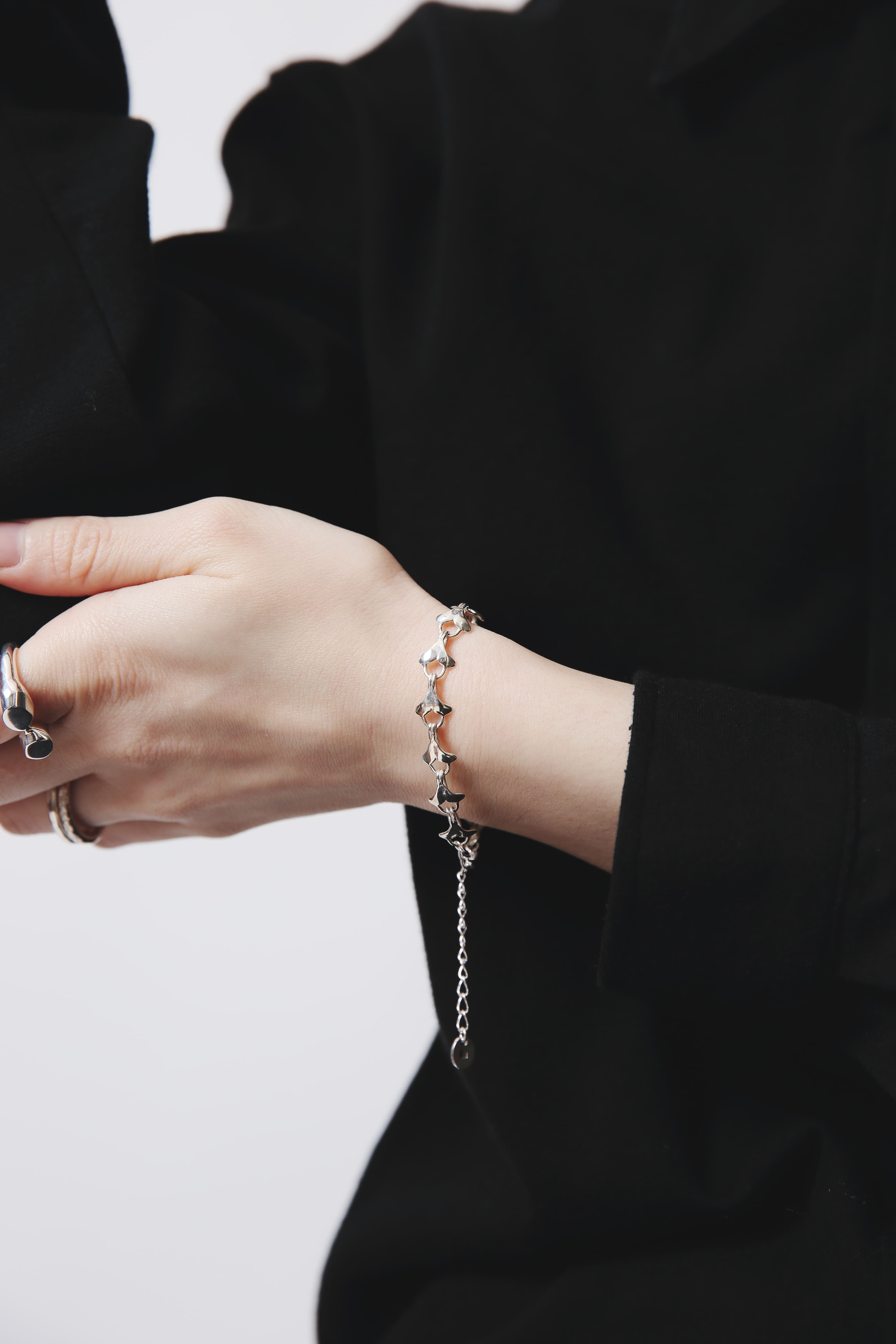 柔らかい手の動きに沿って揺れるイチョウの葉モチーフのブレスレット。自然のリズムを感じさせるような有機的なデザイン。