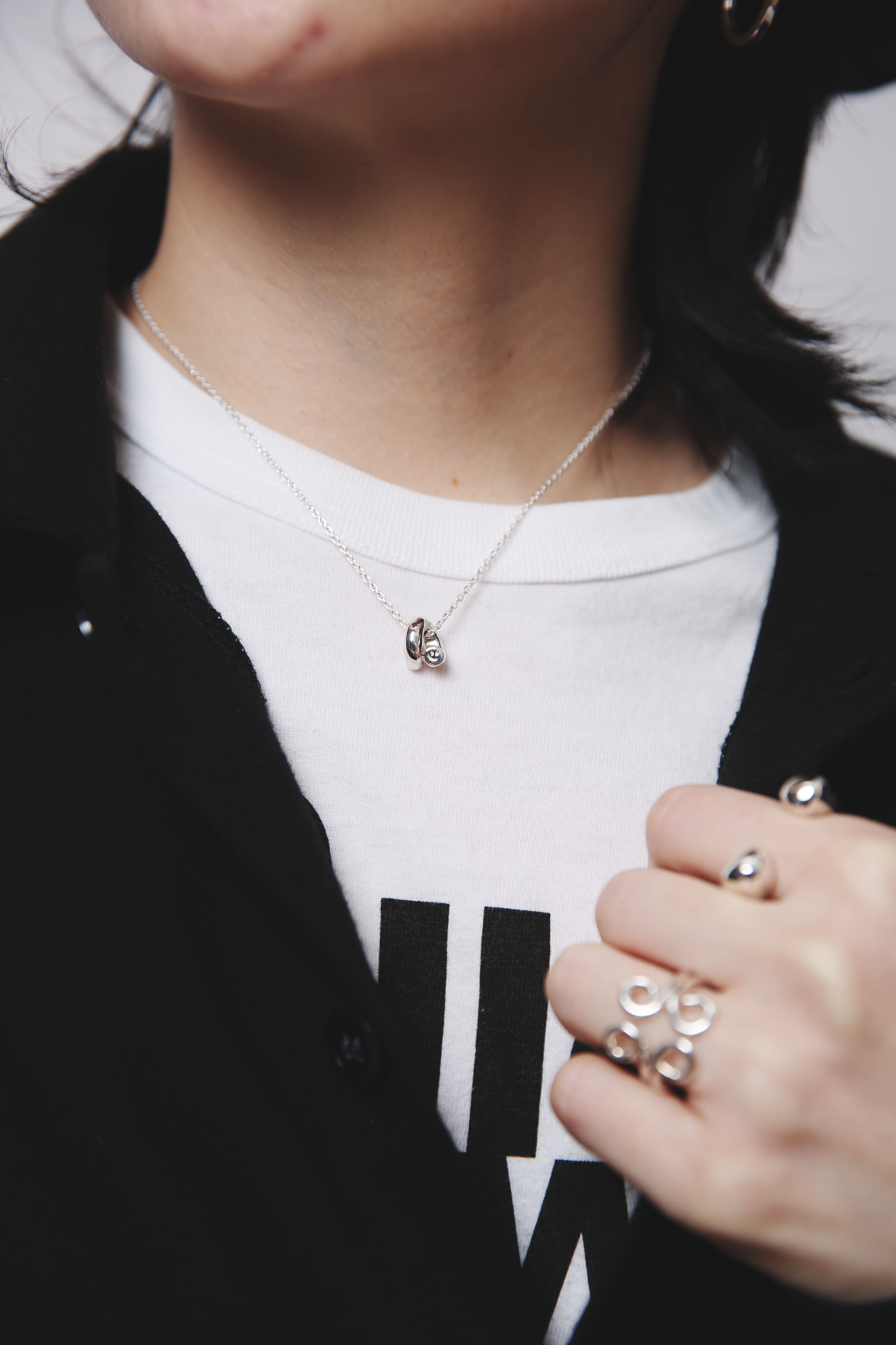 ナチュラルな首元に映える、立体的なフォルムのシルバーネックレス。モードとミニマルを両立したデザインで、男女問わず使えるユニセックスジュエリー。