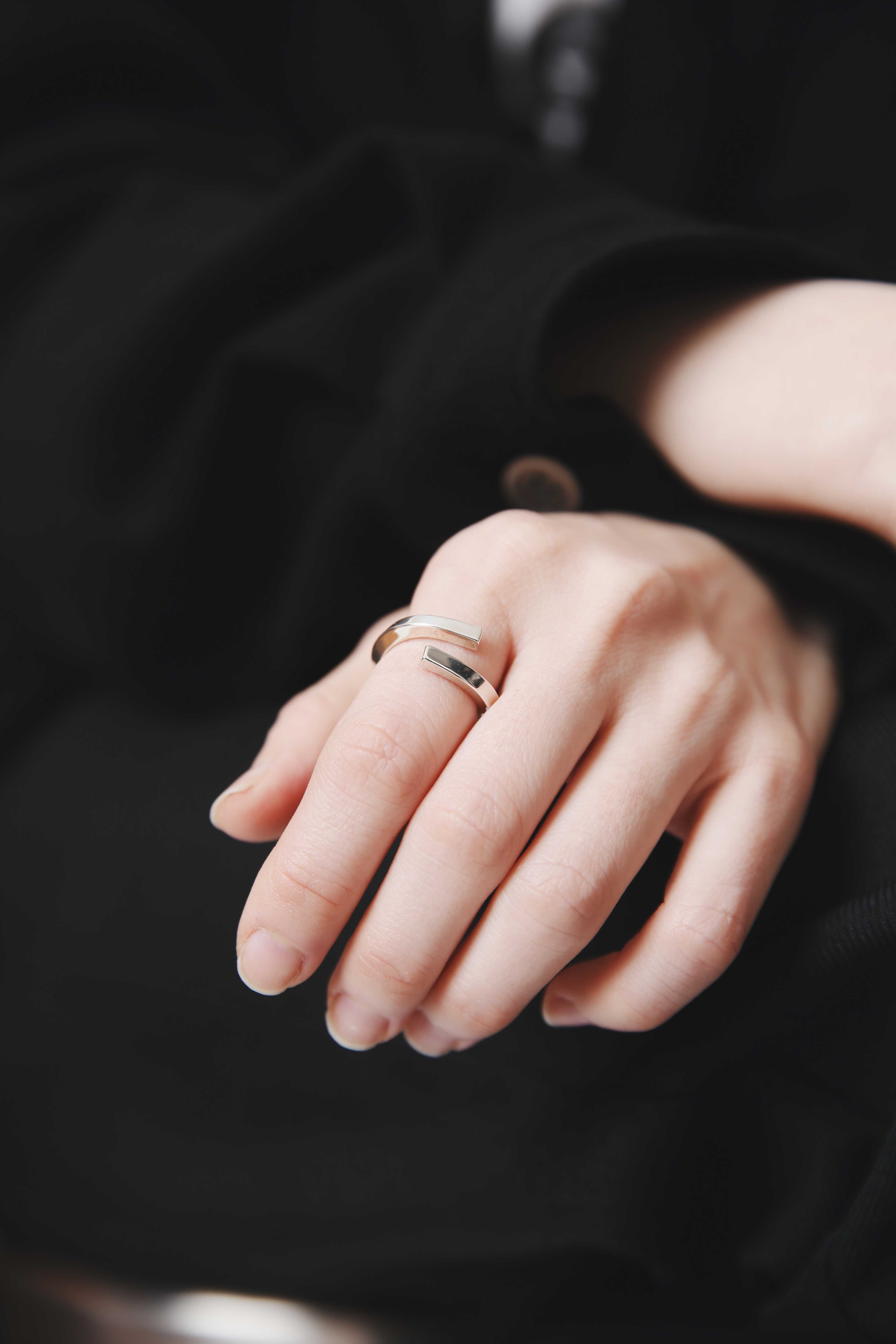 Nine Nineのシルバー925製オープンリング単体を際立たせたミニマルなスタイリングの手元クローズアップ