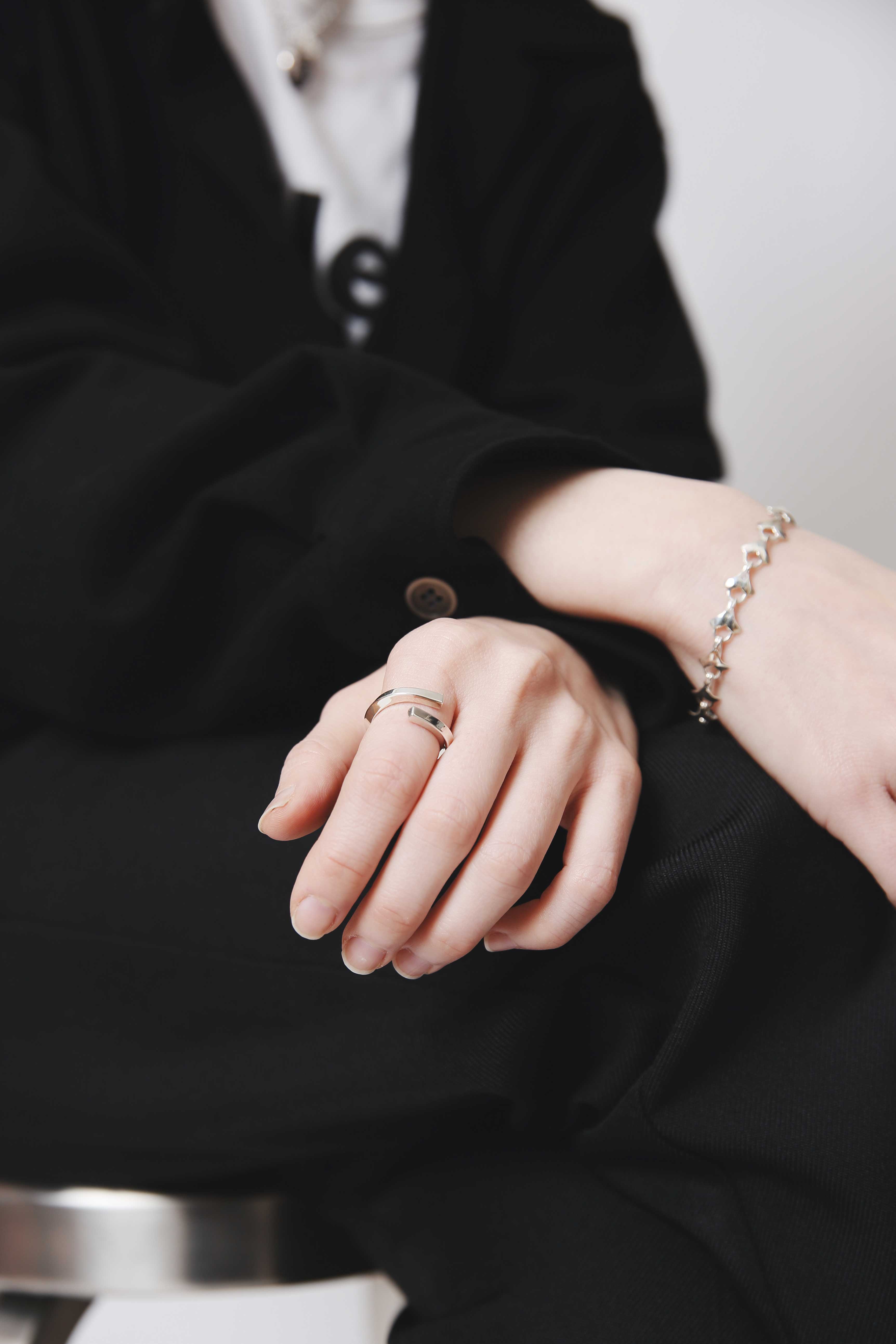 Nine Nineのシルバー925製オープンリンとブレスレットを効かせたジェンダーレス手元コーデ