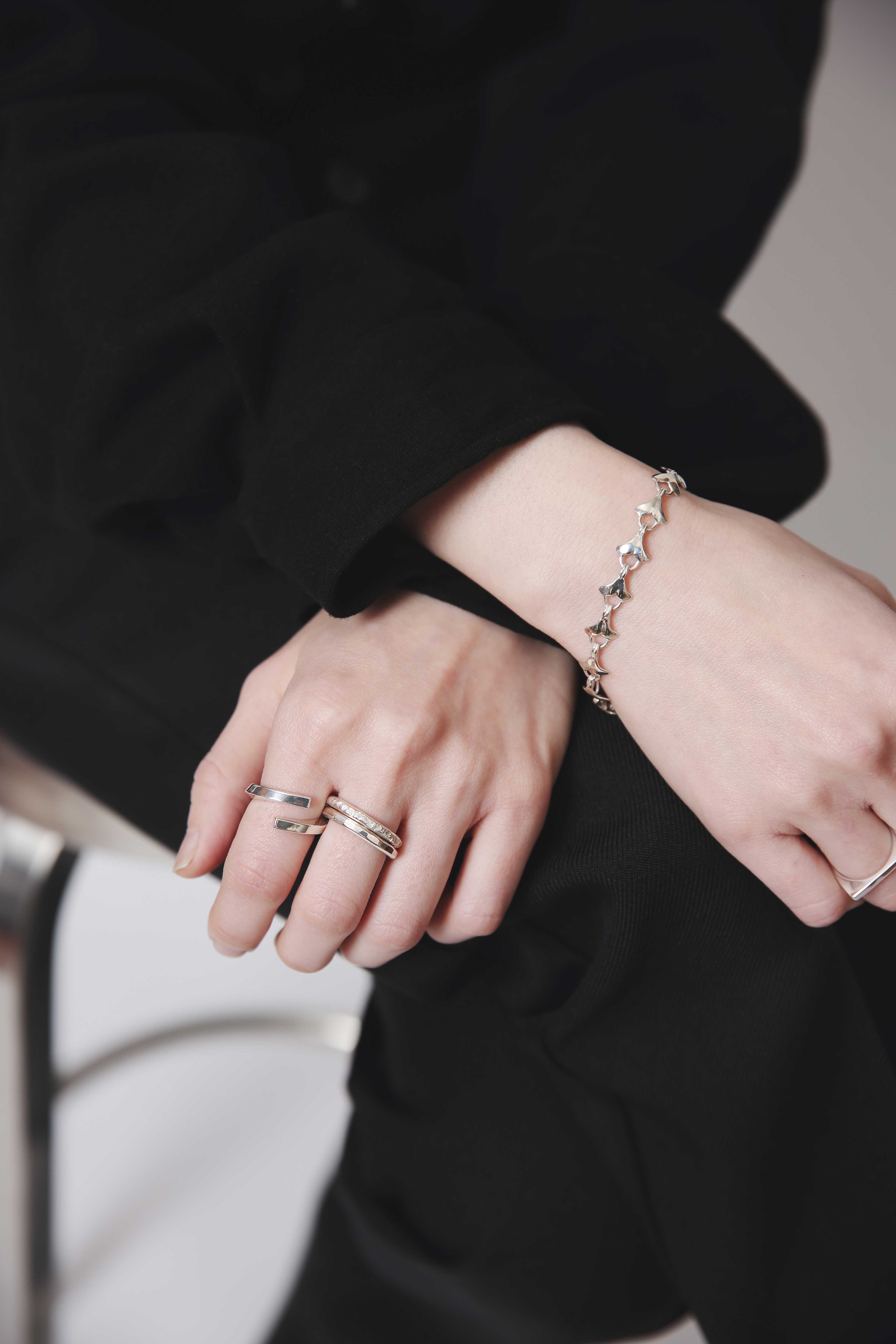 Nine Nineのシルバー925製リングとハンマーテクスチャーリングを重ね、ブレスレットが映える手元スタイル