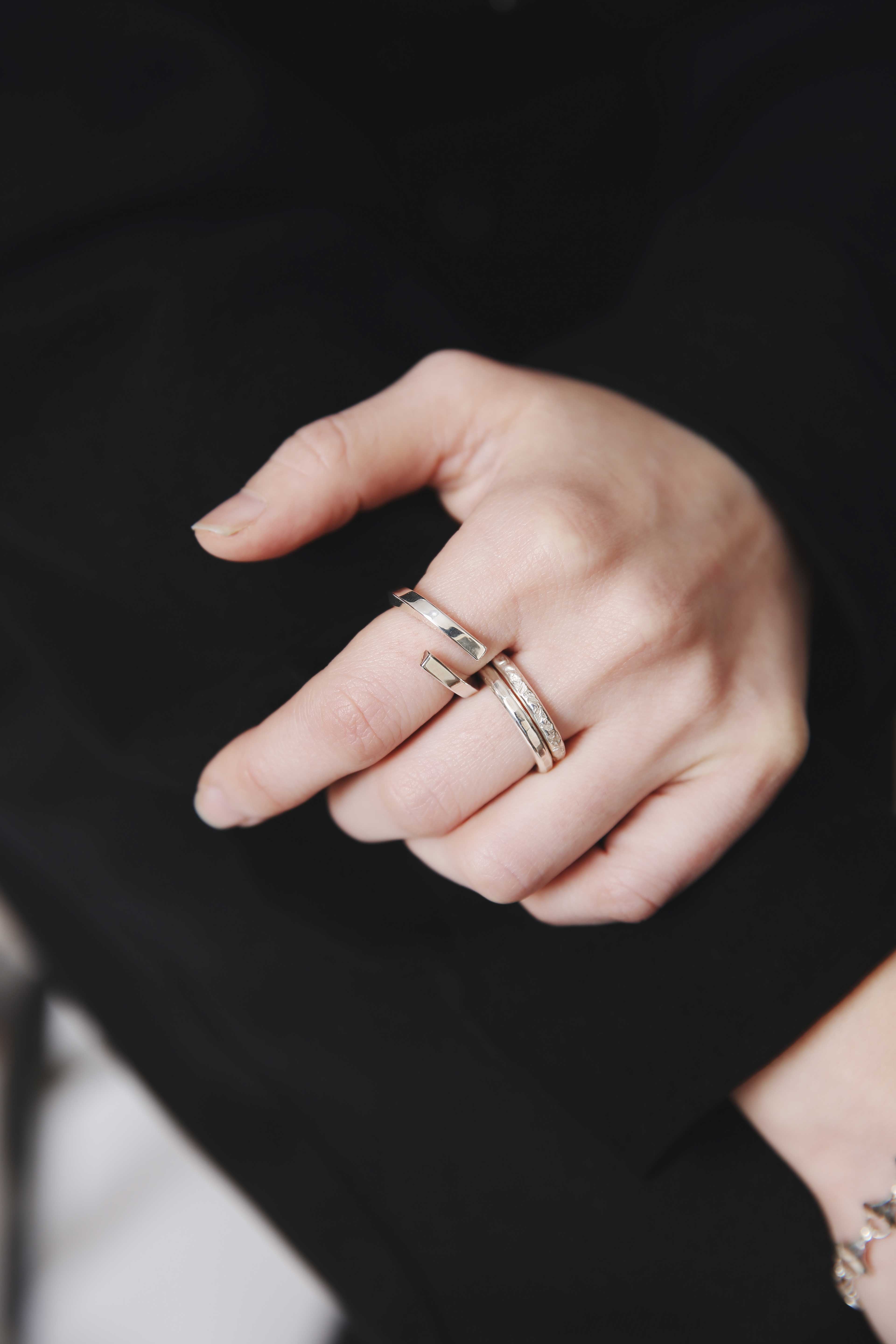 Nine Nineのシルバー925製オープンリングと槌目テクスチャーリングを重ね付けしたクローズアップ