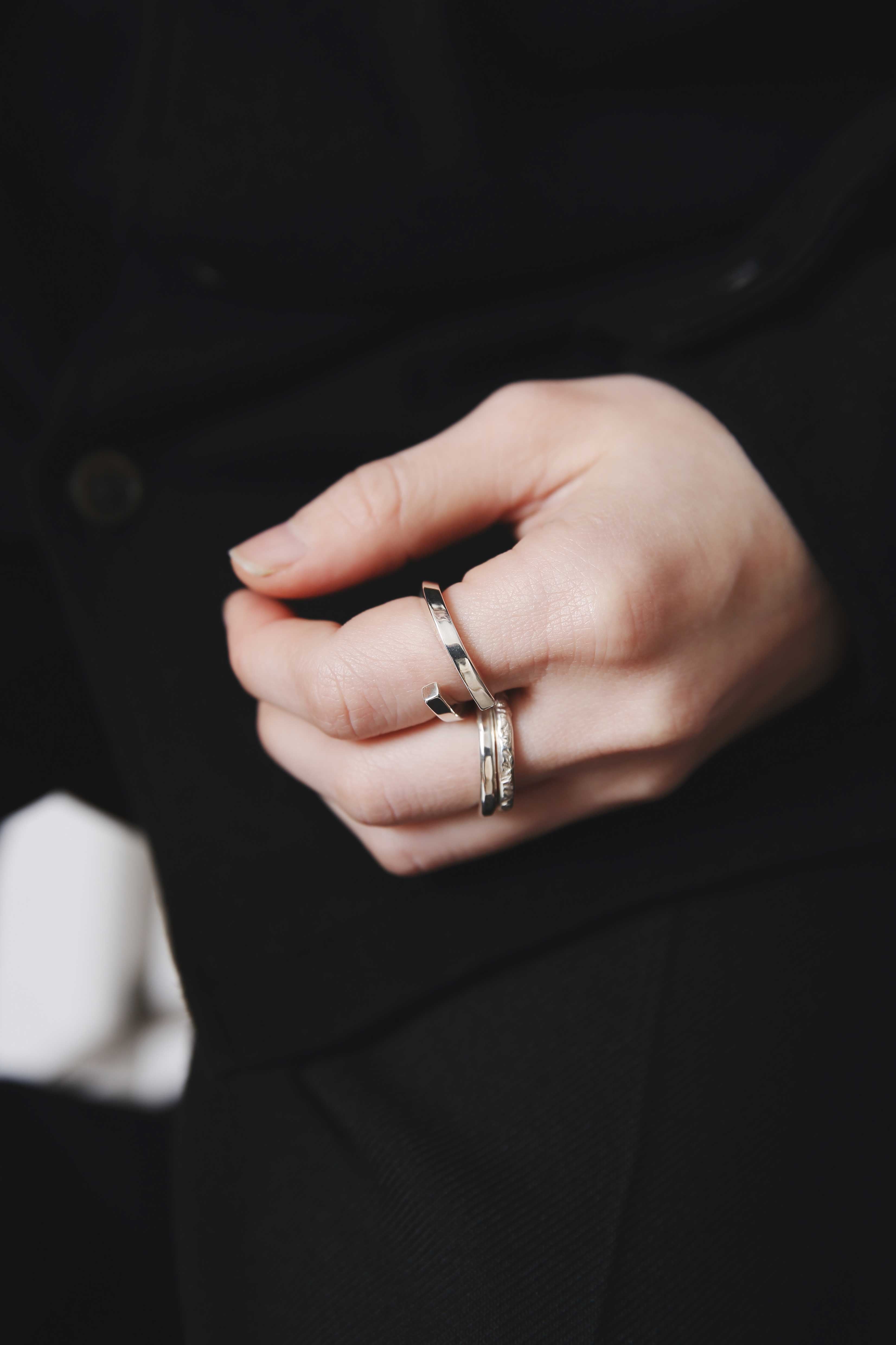 ブラックジャケットに合わせたNine Nineのシルバー925リング×ハンマーテクスチャーリングの重ね付け
