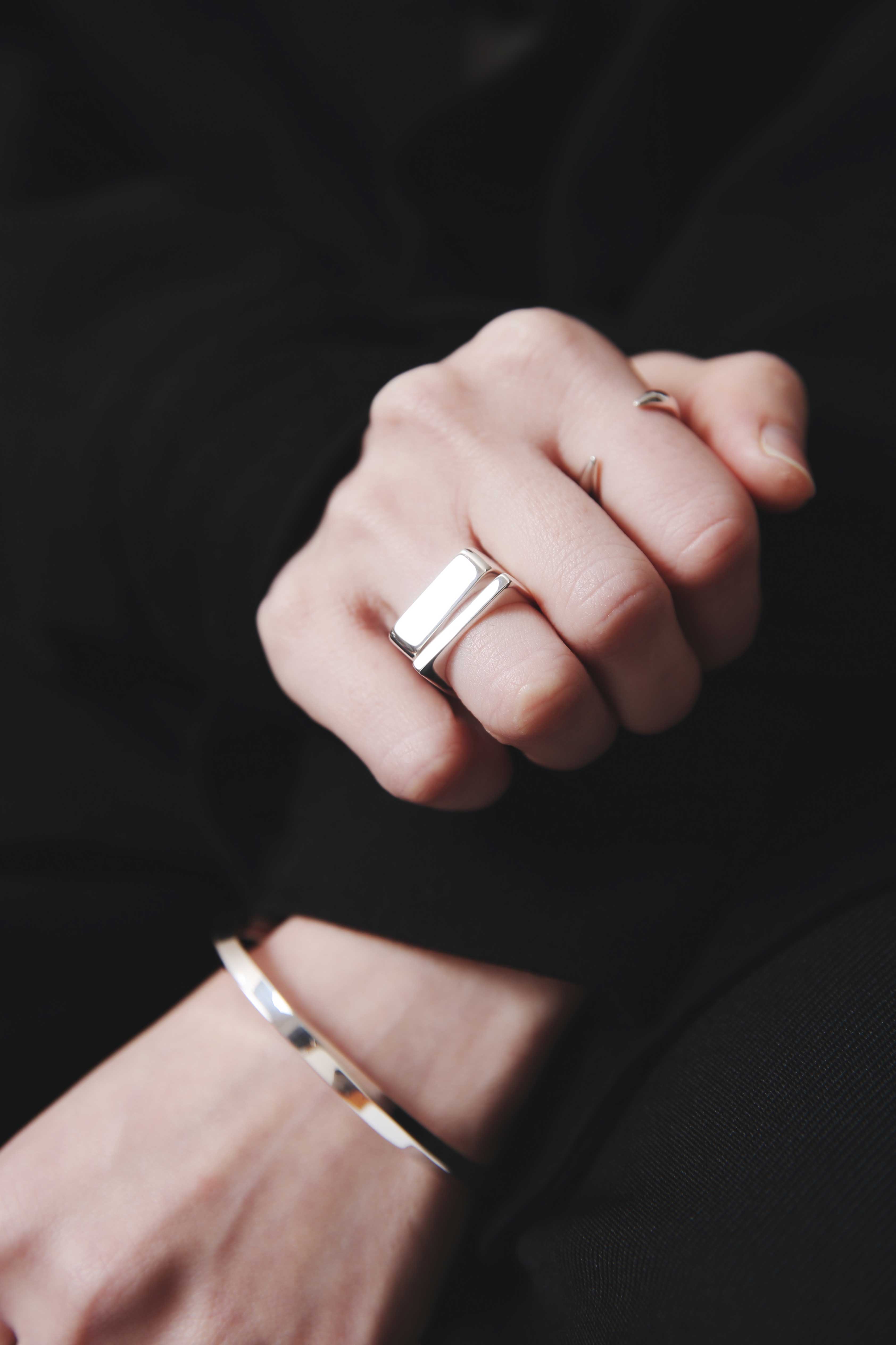 Nine Nineのシルバー925製スクエアリングの2連重ね付けとオープンリング、鏡面バングルを重ねた手元コーデ