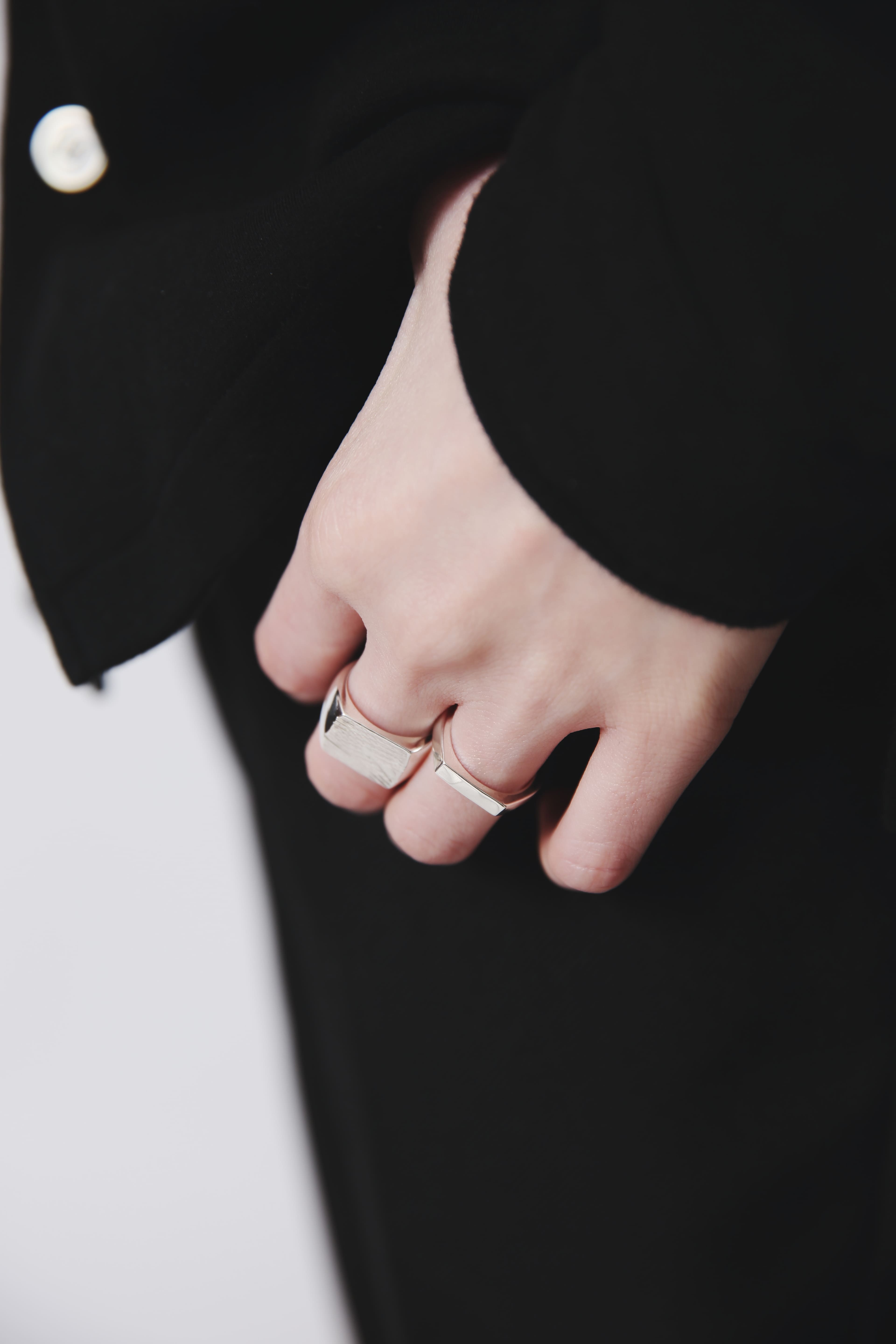 指先に馴染むシルバー925のリングコーディネート。マットな質感とスクエアなフォルムが、洗練された大人のモードスタイルを演出。