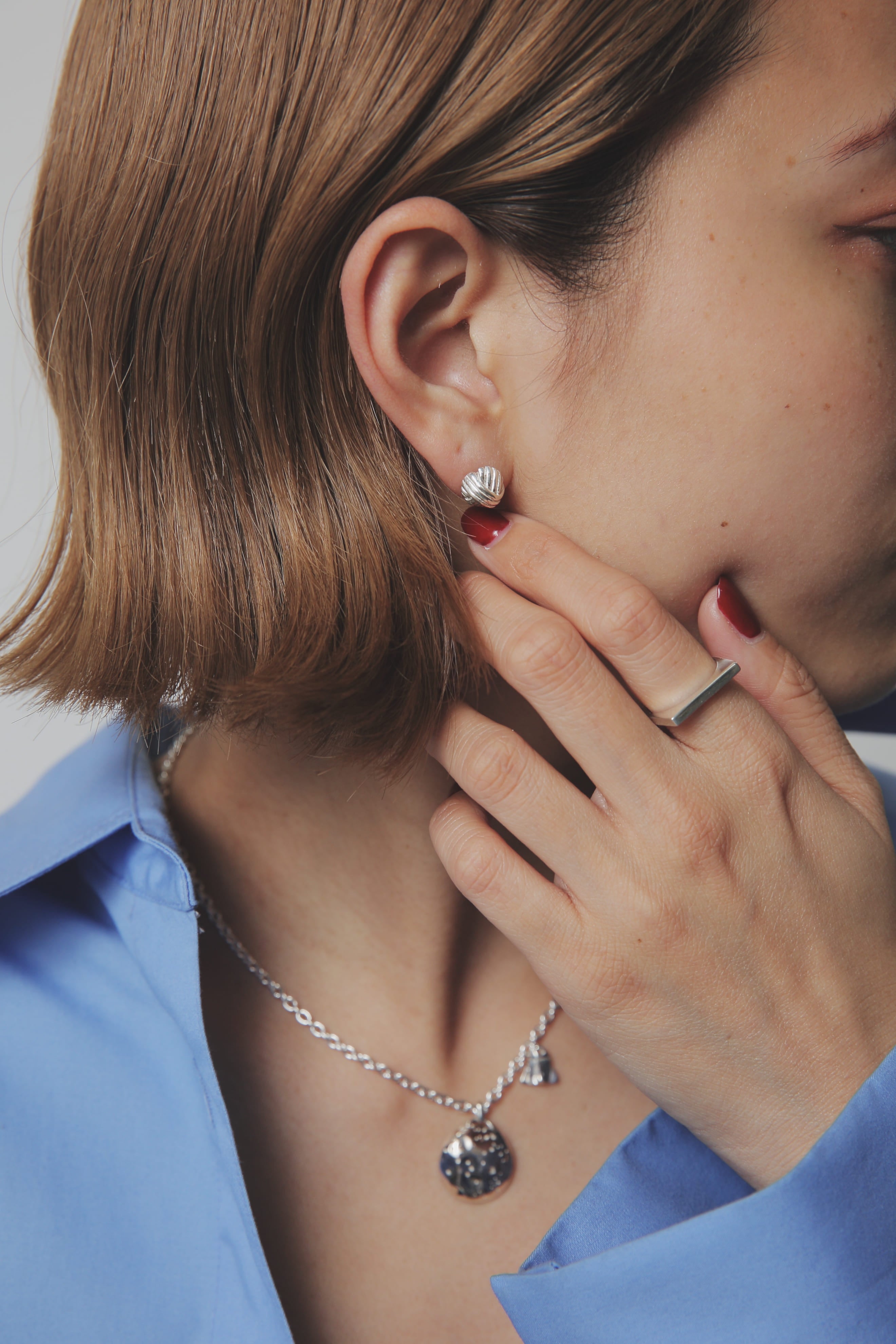 シルバー925製シェルモチーフピアス着用イメージ、ネックレスとのコーディネートバランスが分かる写真