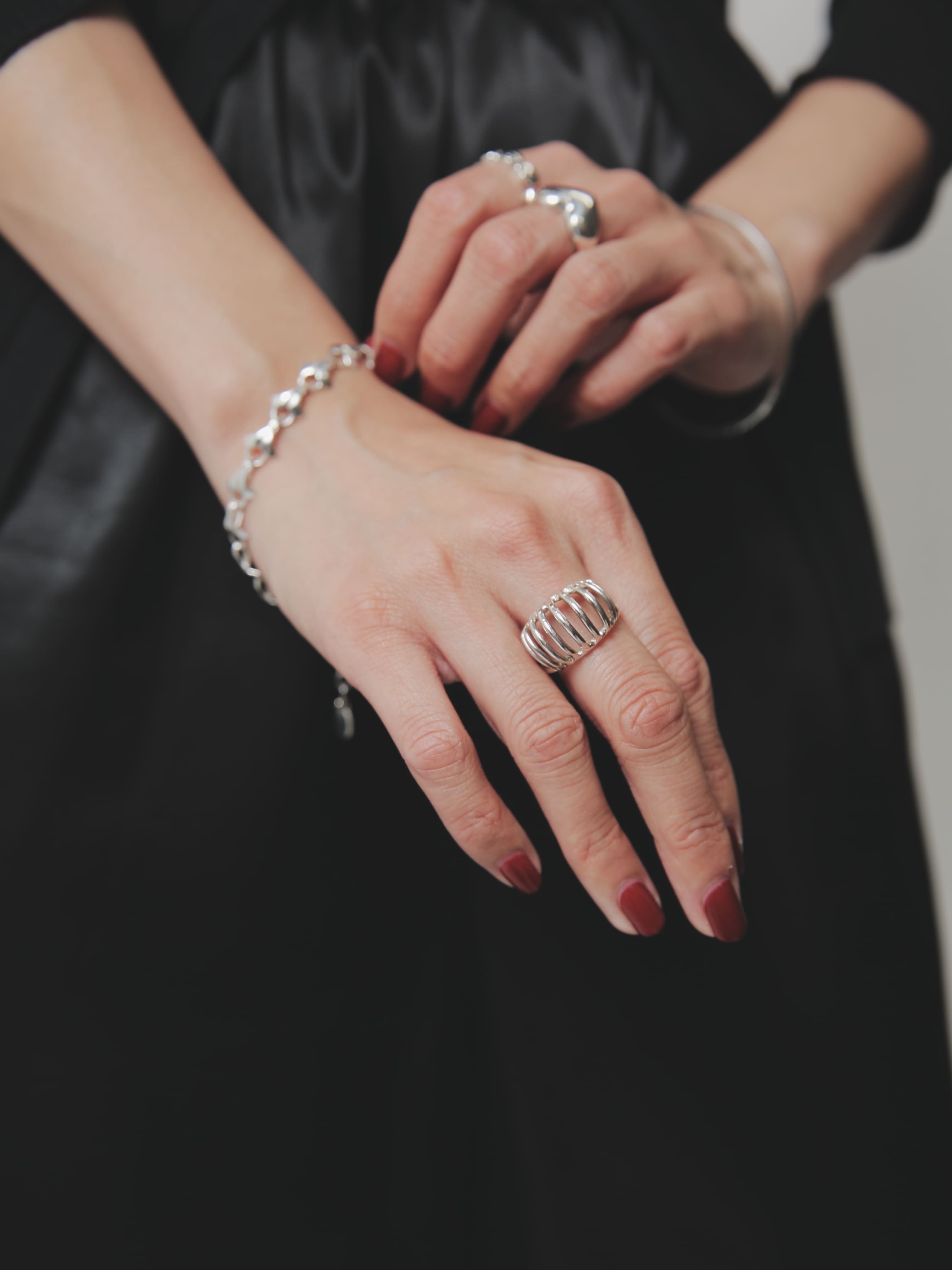 シルバー925製のボリューム感あるリングを正面から撮影。湾曲した9本のバーが並び、洗練された立体感を演出。