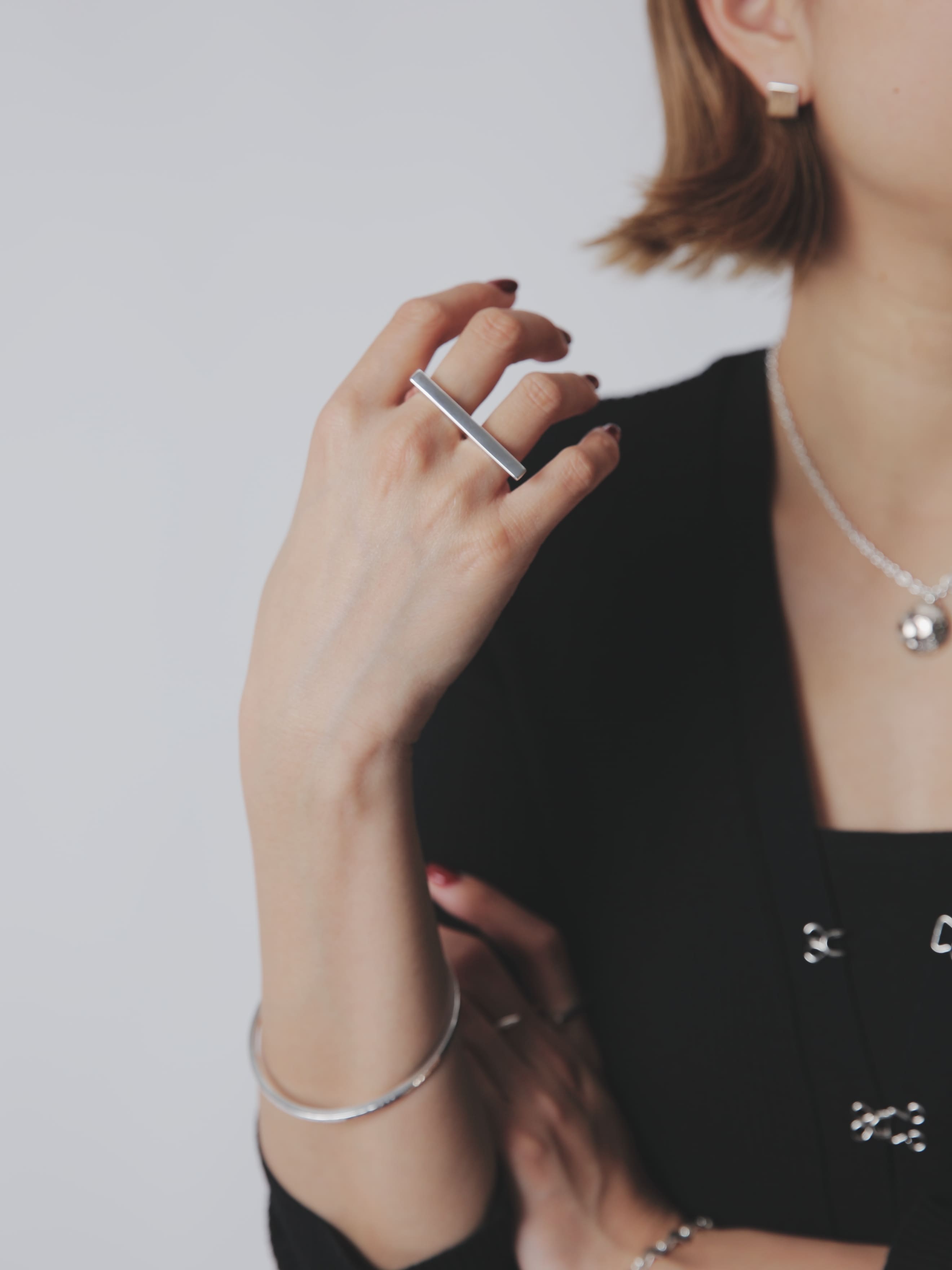 存在感のあるシルバー925製バーリングを着用した横顔ショット。洗練されたアクセントを加えるジュエリーコーディネート。