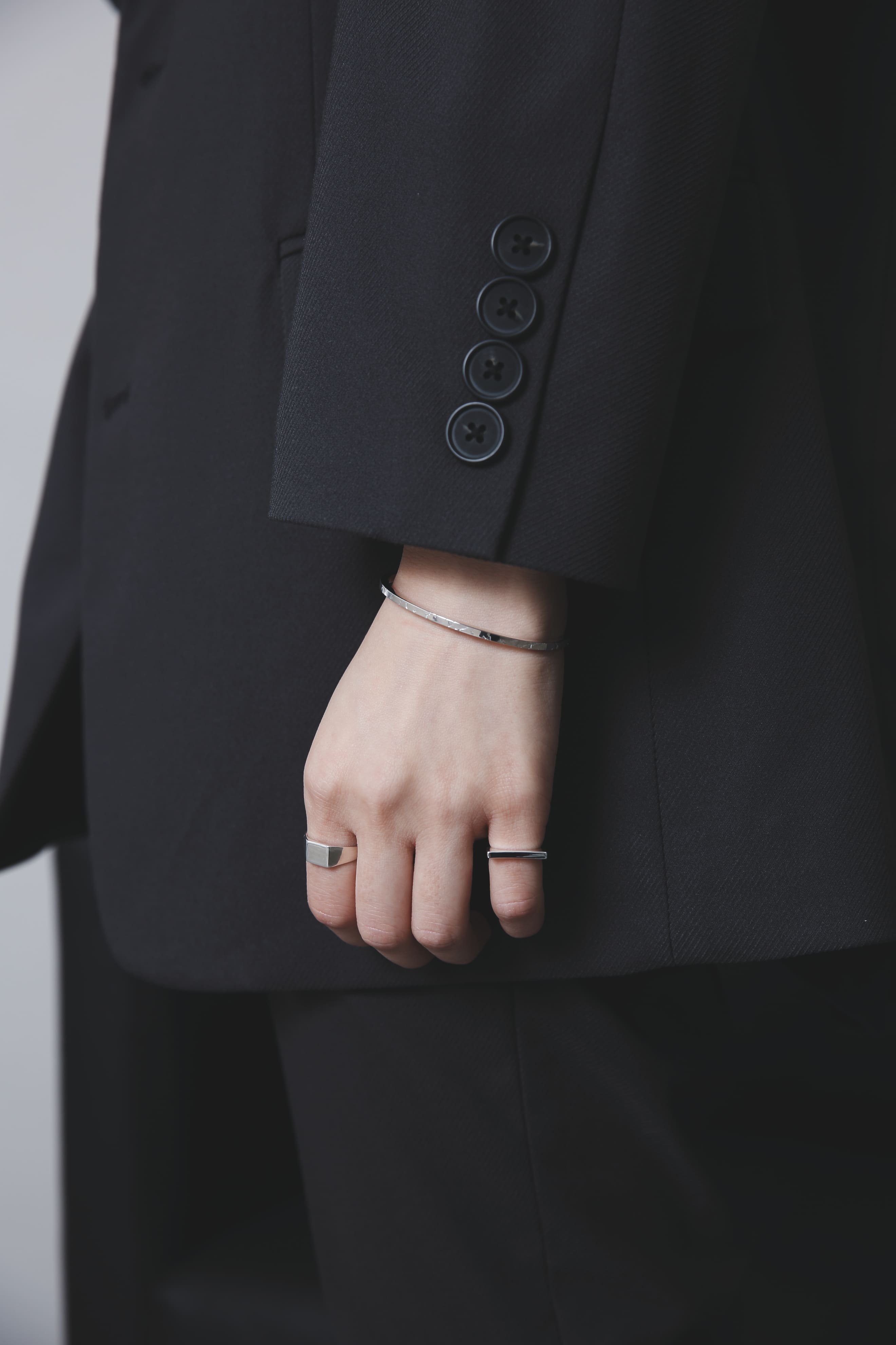 手元を下ろした自然なポーズのシルバー925細身バングル着用写真