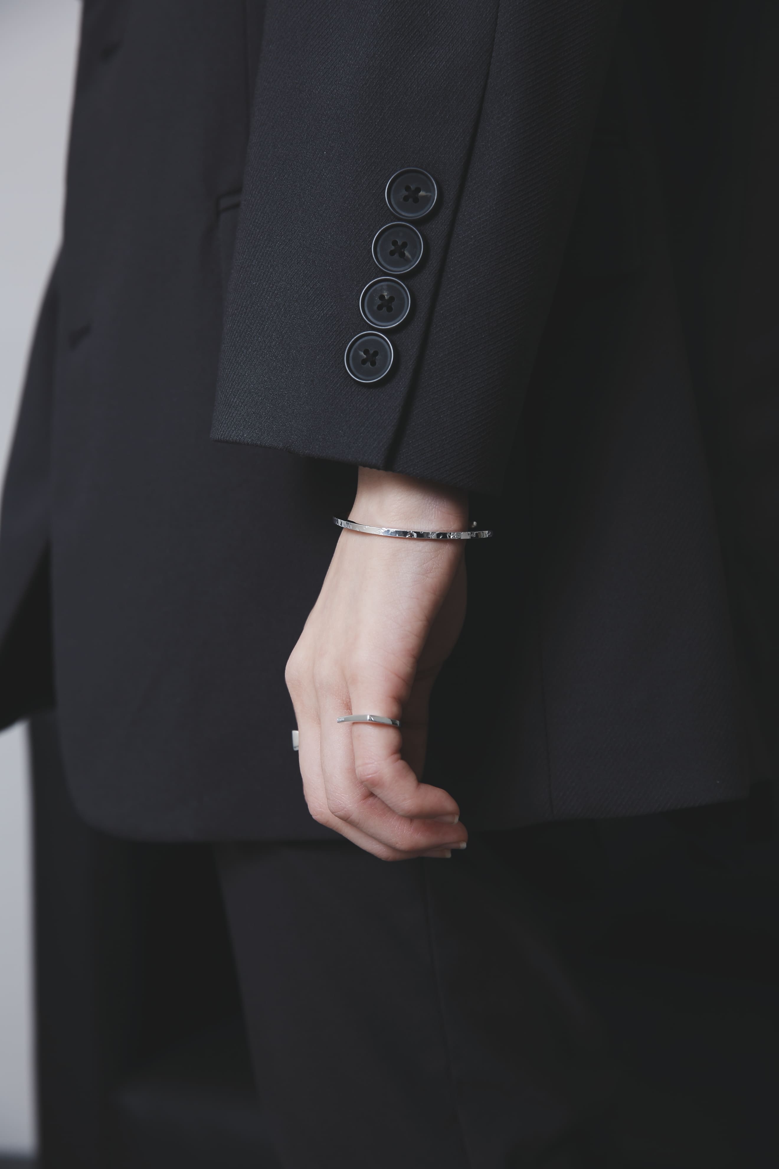 シルバー925細身バングルとスクエアリングのスタイリング例