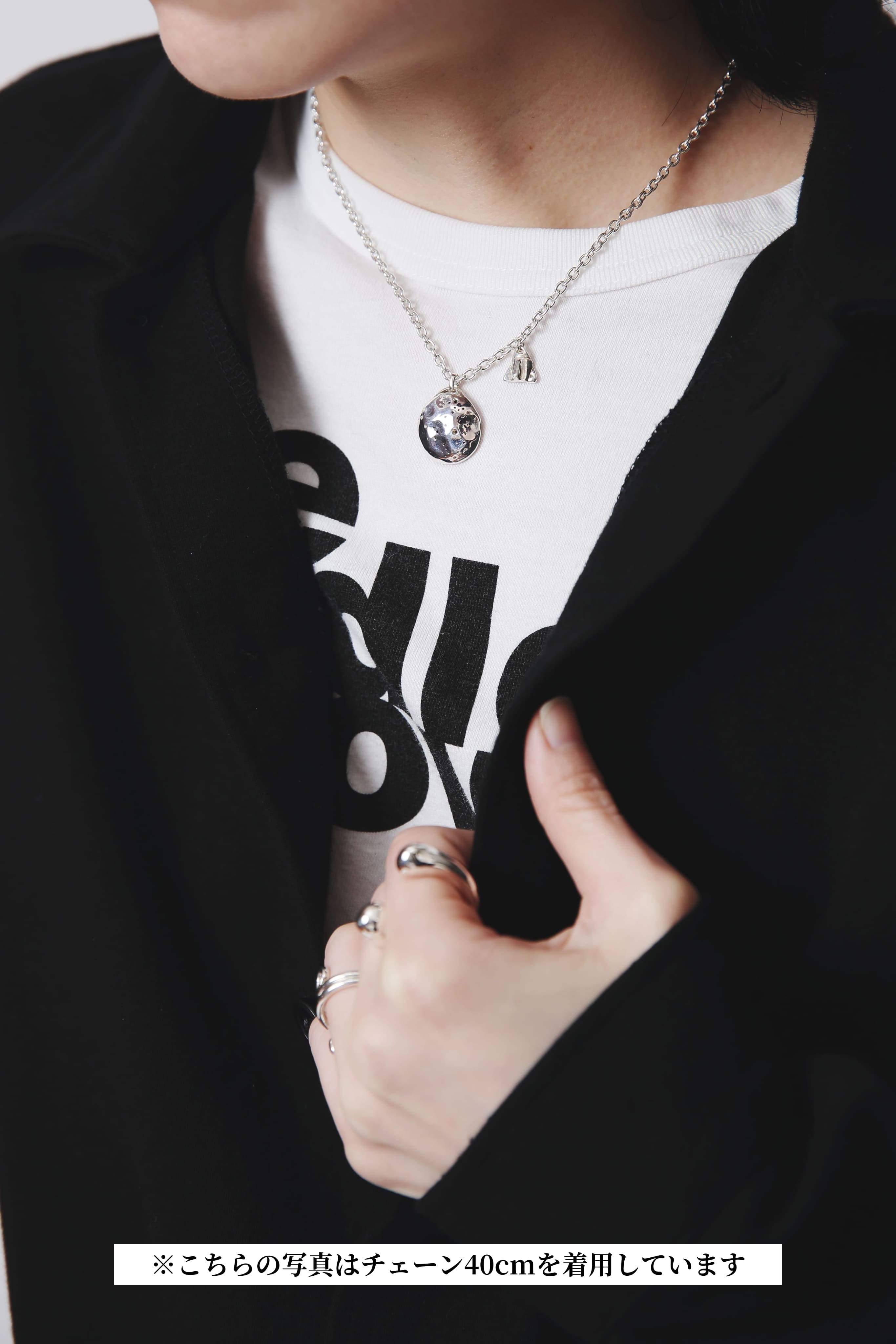 シルバー925製ラウンドモチーフネックレス着用イメージ、ブラックコーデに合わせた40cmチェーンの着用バランスが分かる写真
