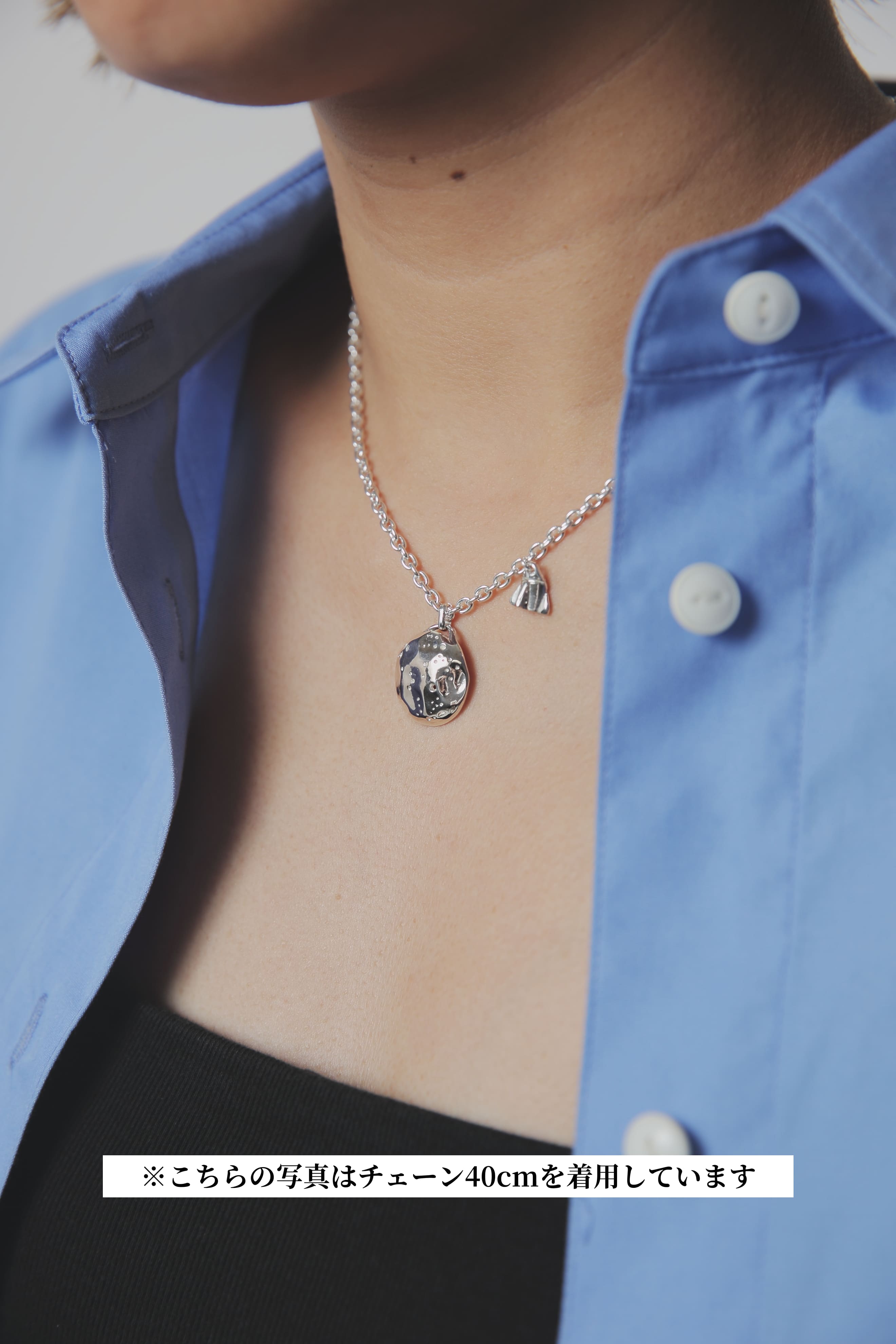 シルバー925製ラウンドモチーフネックレス着用イメージ、鎖骨に沿う40cmチェーンとトップ位置のバランスが分かる写真