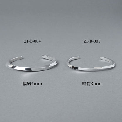 品番21-B-004（幅約4mm）と21-B-005（幅約3mm）のシルバーバングルを並べた比較画像。プレーンでフラットなフォルムの幅違いデザインをグレー背景で撮影した商品イメージ。