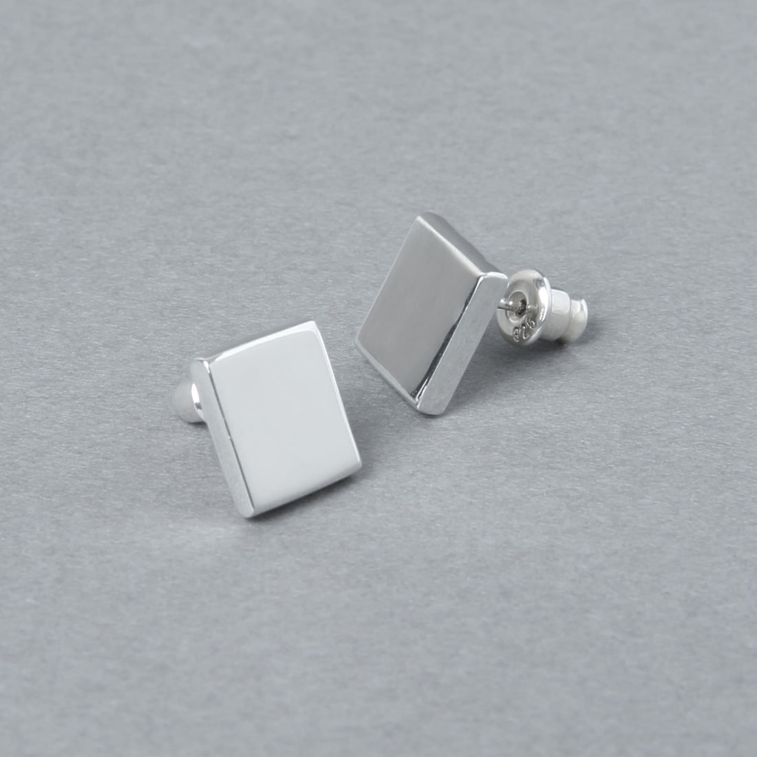 シンプルなスクエア型のシルバー925製ピアス。二つ並べて斜めから撮影された商品カット。