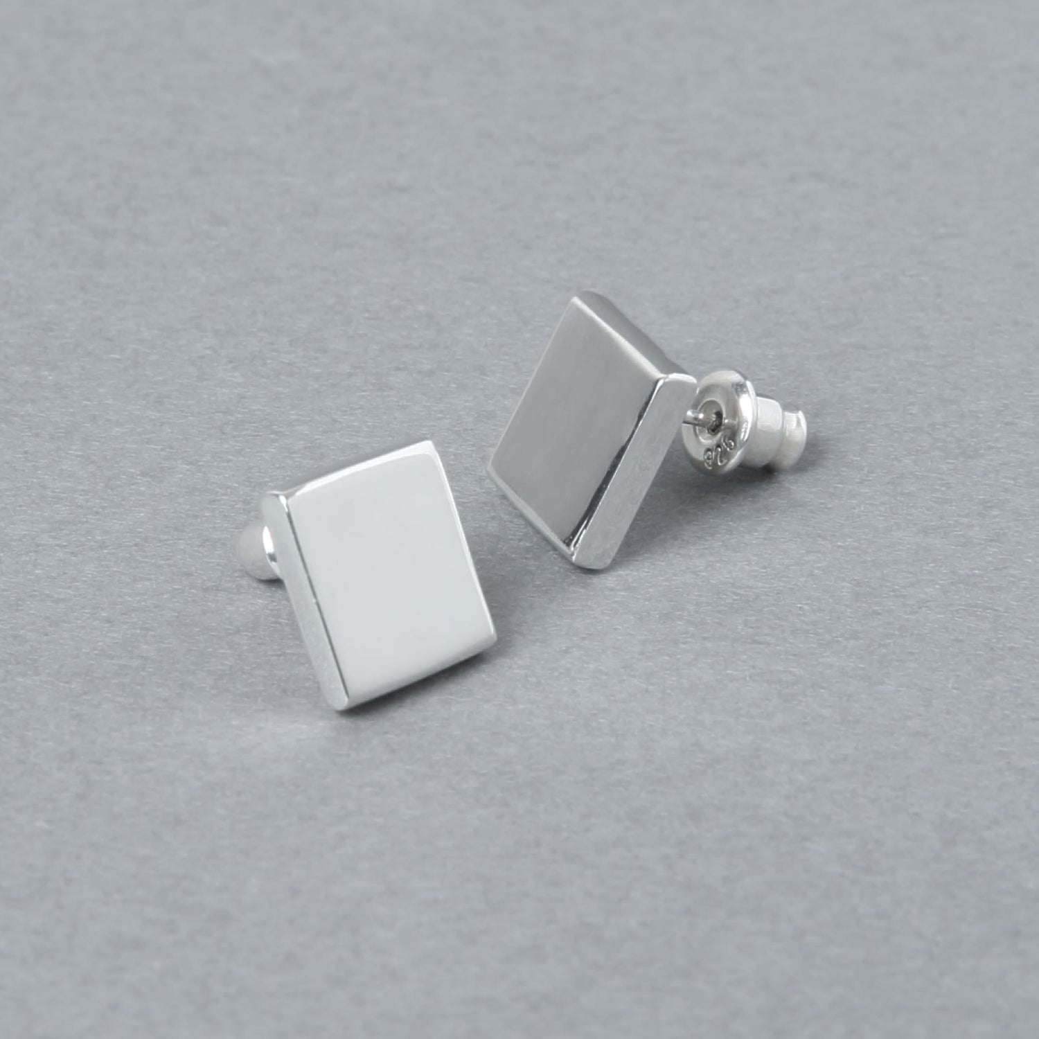 シンプルなスクエア型のシルバー925製ピアス。二つ並べて斜めから撮影された商品カット。