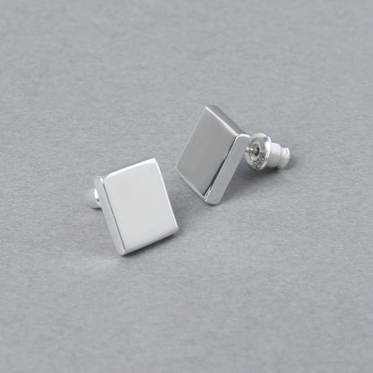 シンプルなスクエア型のシルバー925製ピアス。二つ並べて斜めから撮影された商品カット。