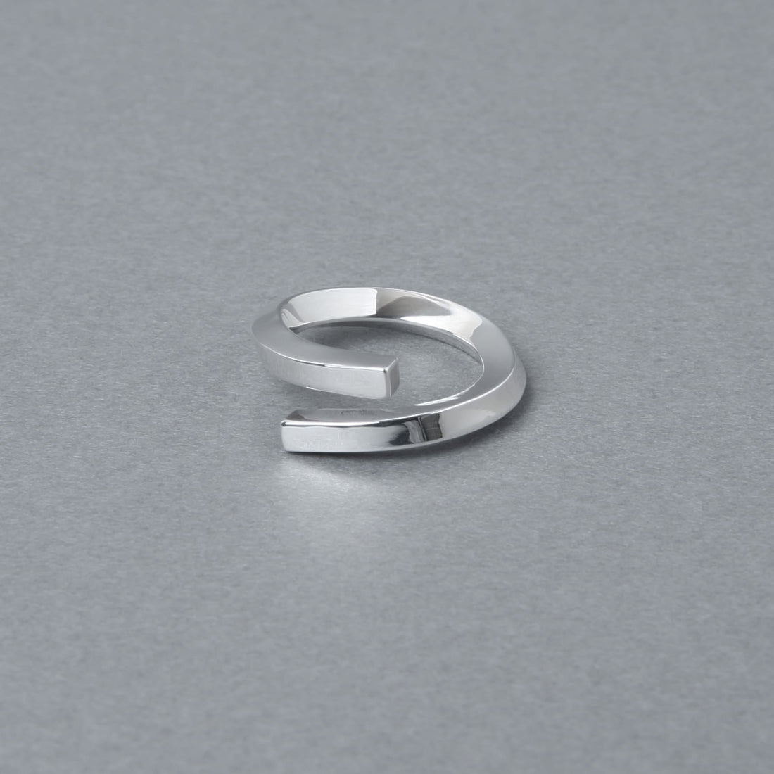 シルバー925の光沢が美しい幾何学リングの別角度。光を反射する滑らかな平面と、シャープな角のコントラストが洗練された印象を与えます。