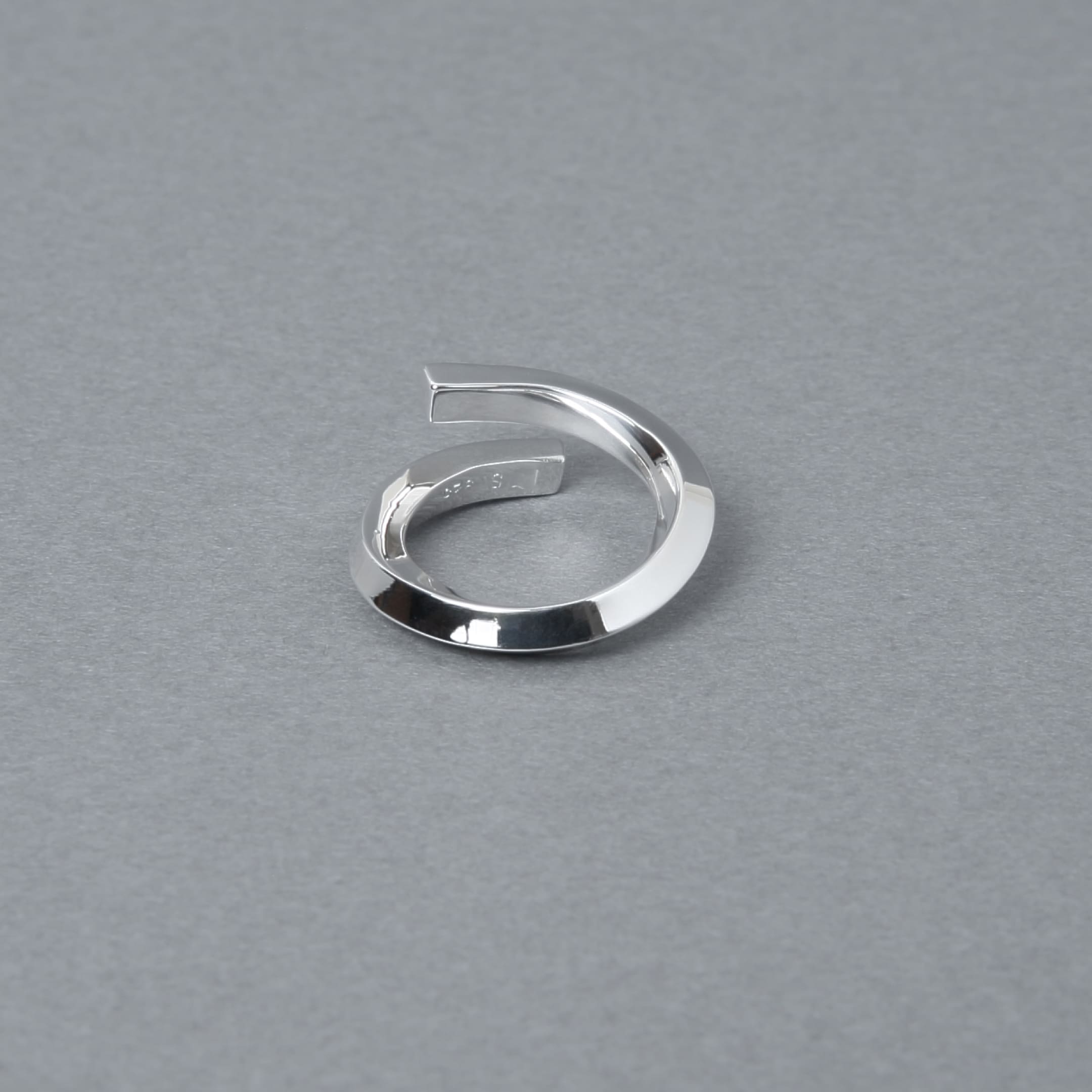 内側に「925」の刻印が見える、シルバー925リングの接写。丁寧な研磨による鏡面仕上げの輝きが、品質の高さを物語っています。