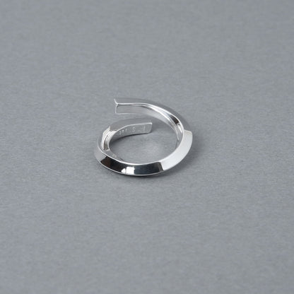 内側に「925」の刻印が見える、シルバー925リングの接写。丁寧な研磨による鏡面仕上げの輝きが、品質の高さを物語っています。