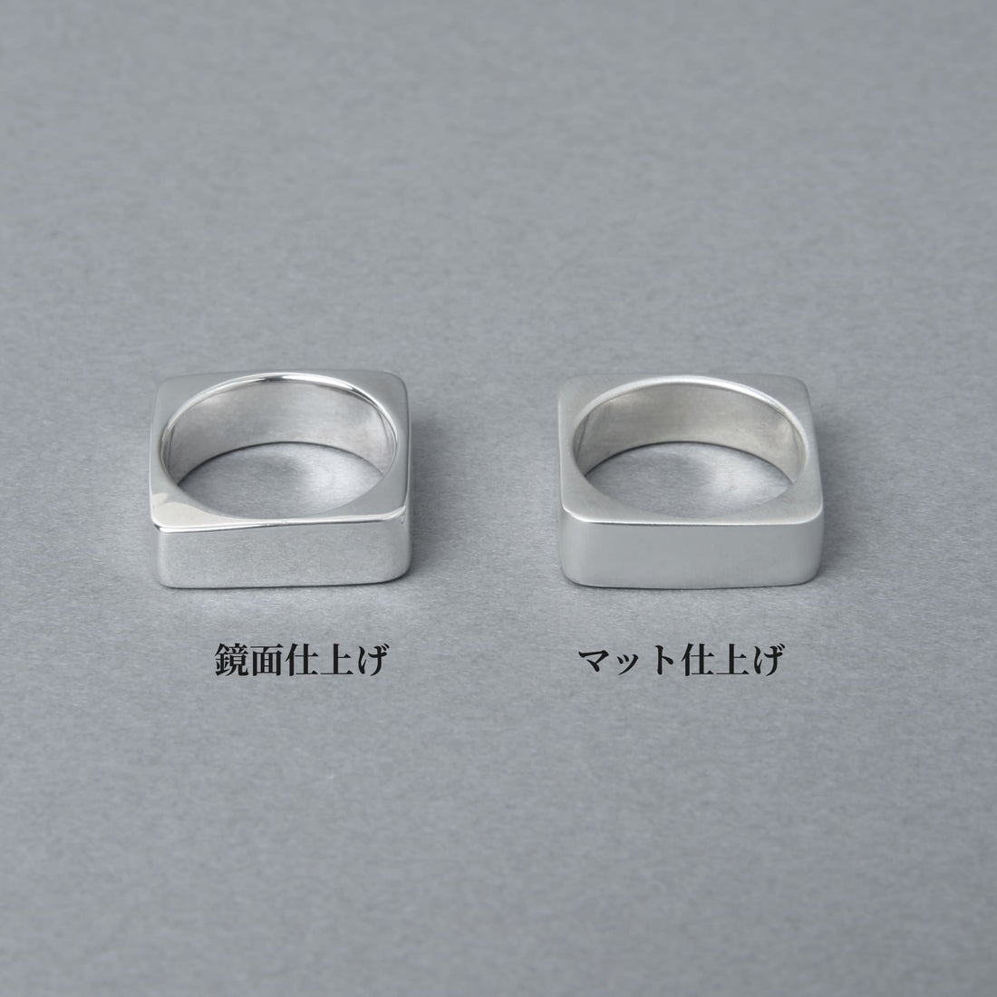 シルバー925を使用した、スクエア（四角形）フォルムのリング。エッジの効いたモダンなデザインが特徴で、光沢のある鏡面仕上げと落ち着いたマット仕上げの2種類が斜めに並んでいます。