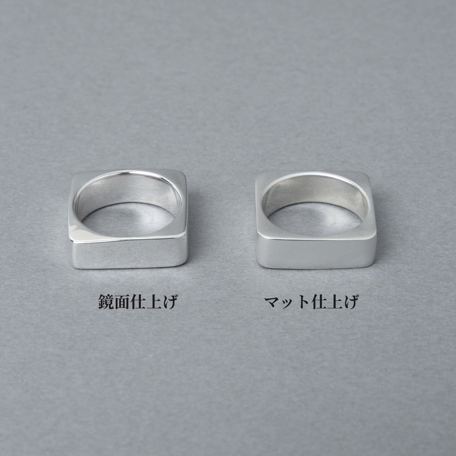 シルバー925を使用した、スクエア（四角形）フォルムのリング。エッジの効いたモダンなデザインが特徴で、光沢のある鏡面仕上げと落ち着いたマット仕上げの2種類が斜めに並んでいます。