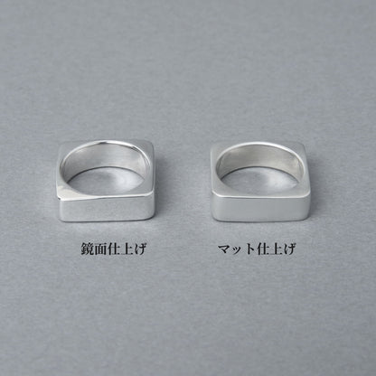 シルバー925を使用した、スクエア（四角形）フォルムのリング。エッジの効いたモダンなデザインが特徴で、光沢のある鏡面仕上げと落ち着いたマット仕上げの2種類が斜めに並んでいます。