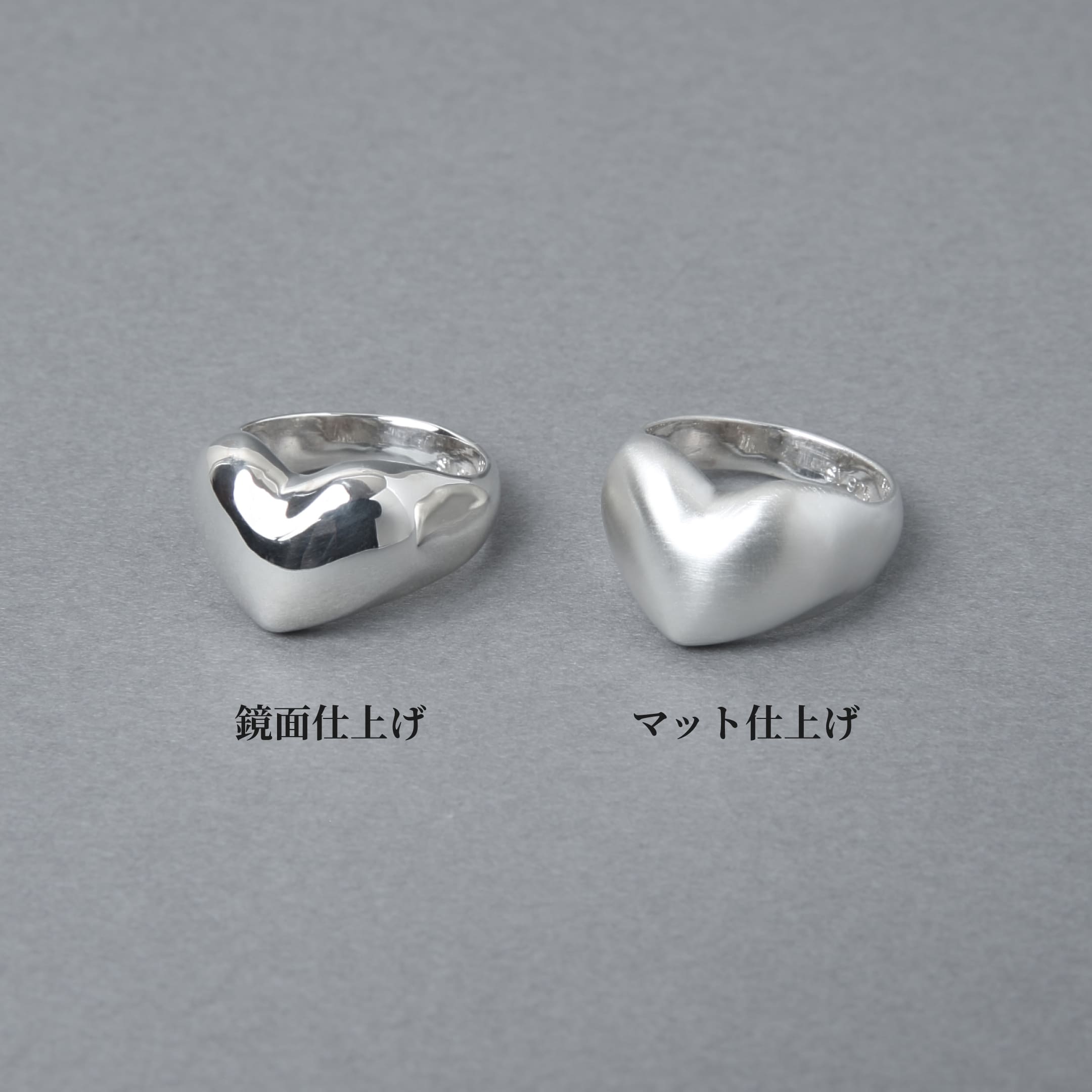 「鏡面仕上げ」と「マット仕上げ」の比較画像。どちらもシルバー925製で、仕上げの違いによって異なる表情や素材のニュアンスを楽しめることを示しています。