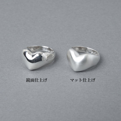 「鏡面仕上げ」と「マット仕上げ」の比較画像。どちらもシルバー925製で、仕上げの違いによって異なる表情や素材のニュアンスを楽しめることを示しています。