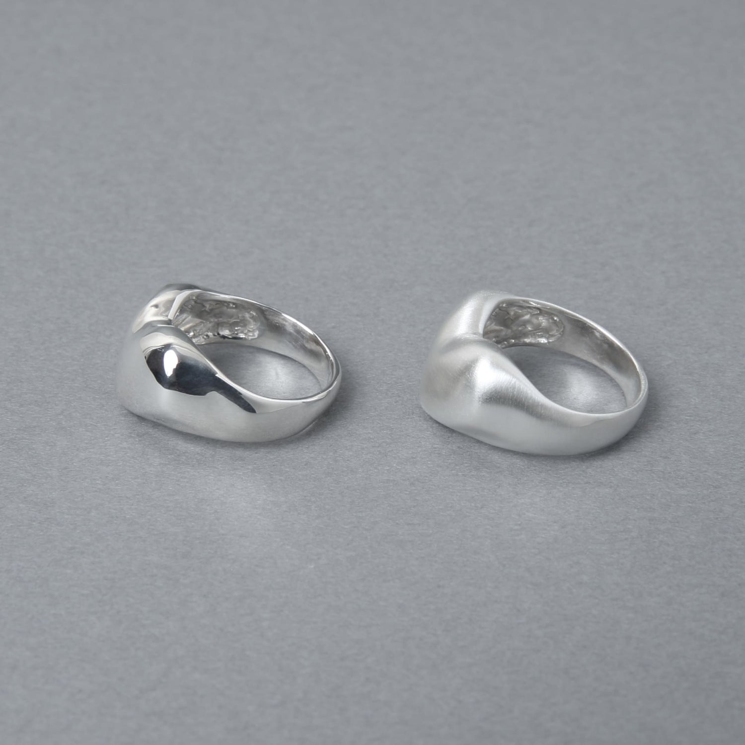 ハートリングを斜め後ろから見たカット。シルバー925を贅沢に使用した肉厚なフォルムと、指の形に沿うよう計算された滑らかな曲線が確認できます。