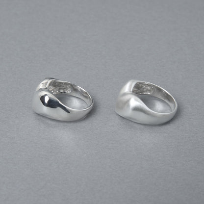 ハートリングを斜め後ろから見たカット。シルバー925を贅沢に使用した肉厚なフォルムと、指の形に沿うよう計算された滑らかな曲線が確認できます。