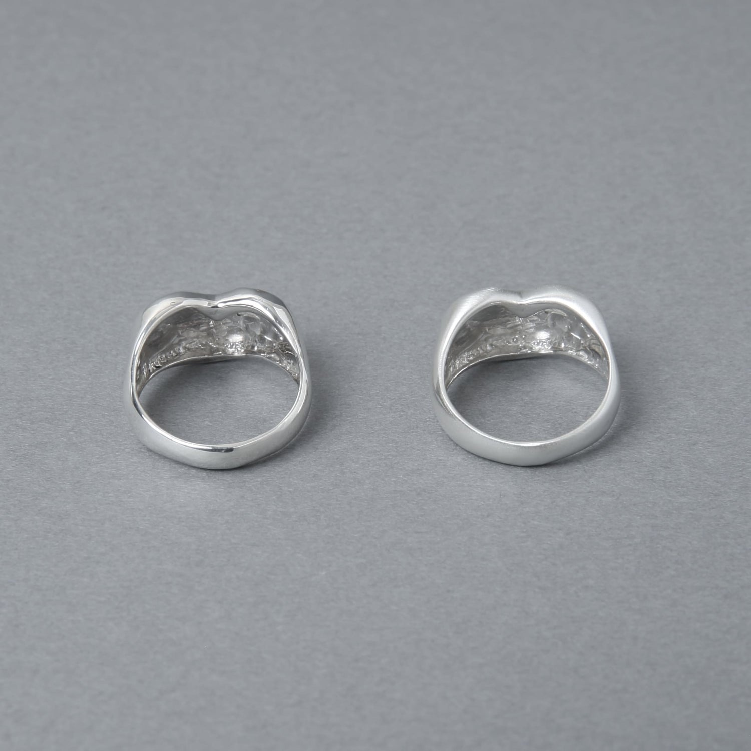 リングの背面。内側の空洞部分まで丁寧に磨き上げられたシルバー925の質感が伝わる、ディテールにこだわった大人のためのジュエリーです。